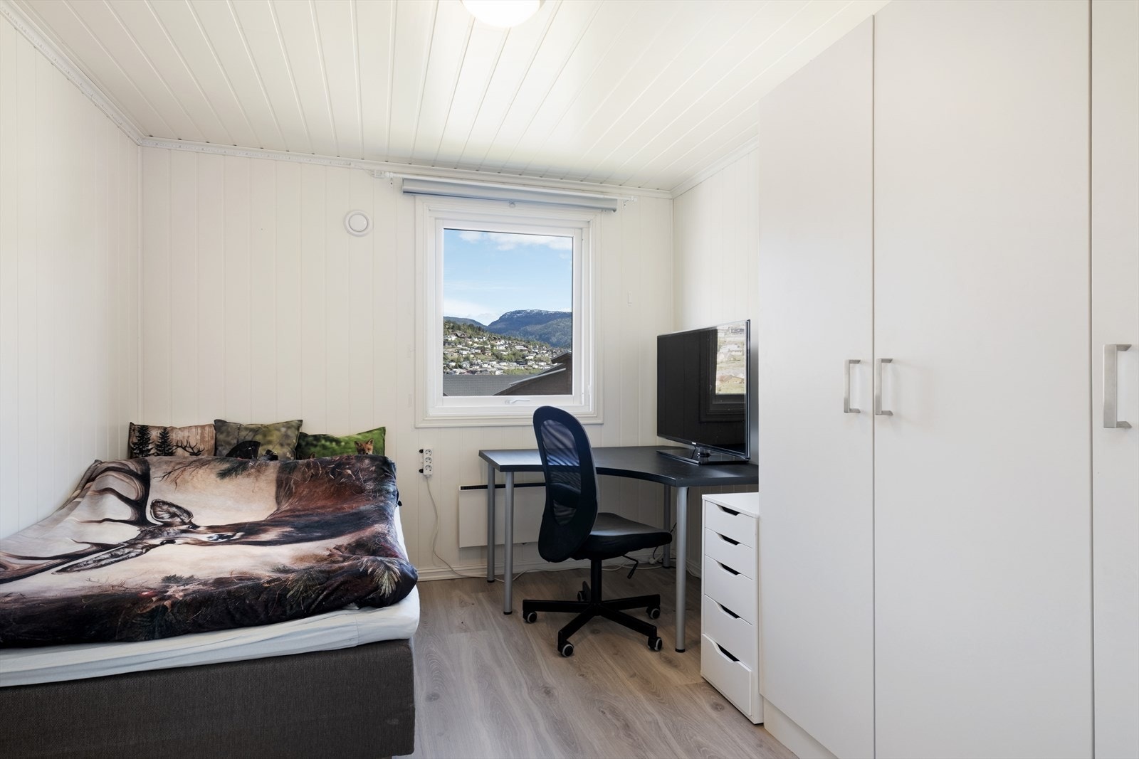 Eit av fire rom nytta som soverom. Heile denne eininga fekk nytt elektrisk anlegg og nye vassrøyr i 2017. Galleribilde