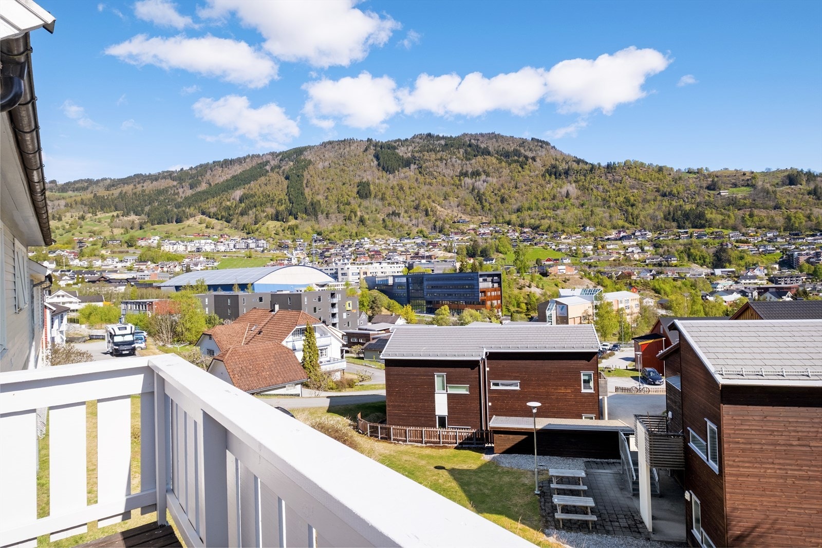 Eigedommen har svært gode solforhold i sommarhalvåret og nydeleg utsikt over sentrum og fjella rundt. Galleribilde