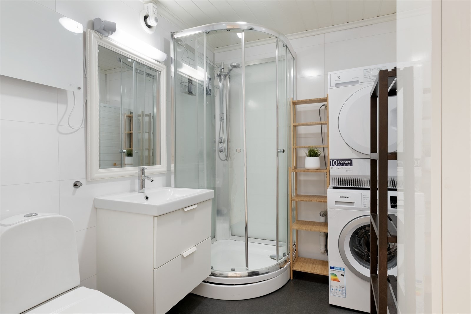 Badet i underetasjen vart modernisert i 2017, med elektriske varmekablar i golv og har opplegg for vaskemaskin. Galleribilde