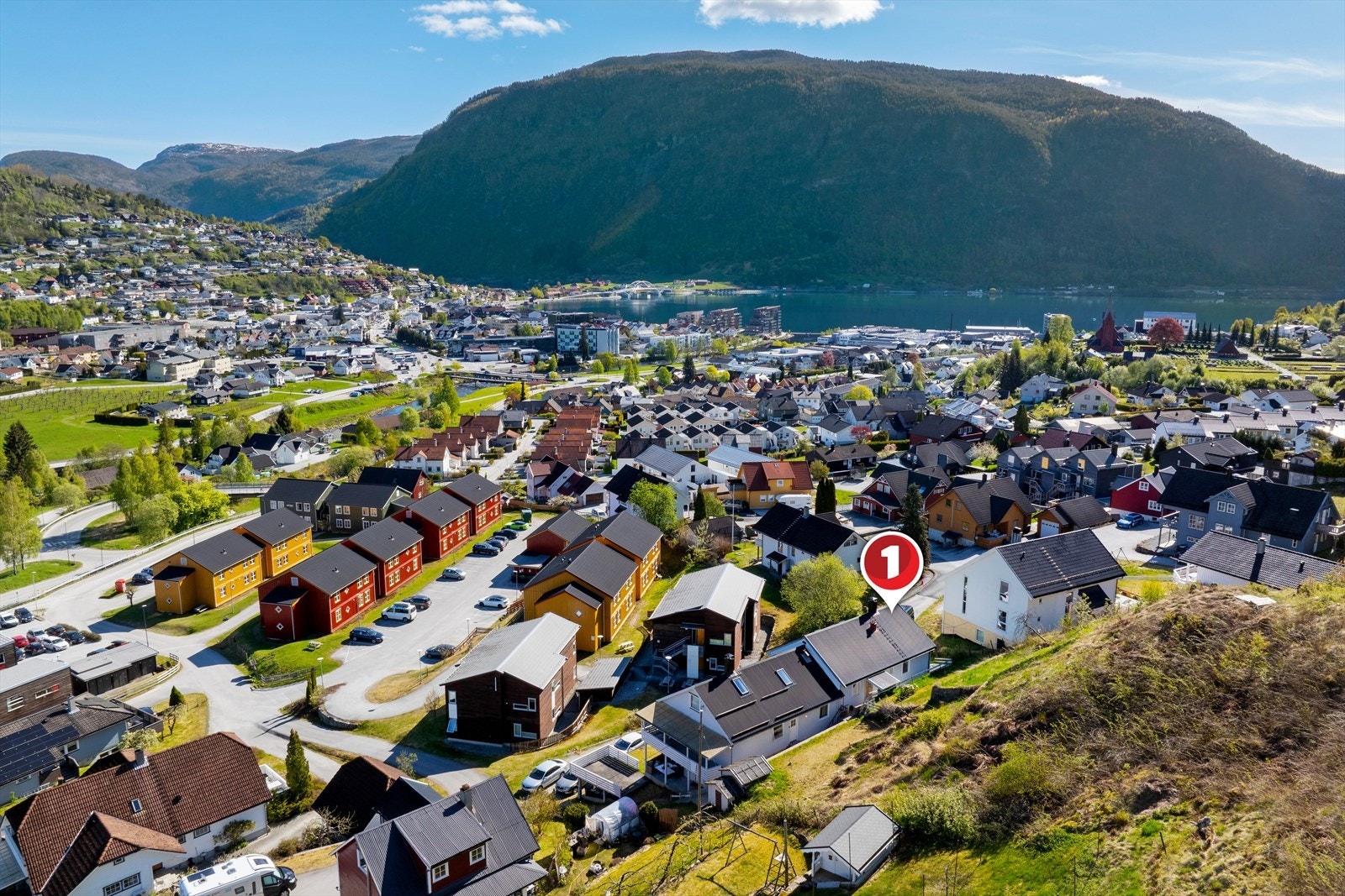 Eigedommen har sentrumsnær, men likevel tilbaketrukke beliggenheit, med kort veg til det meste Sogndal har å by på. Galleribilde