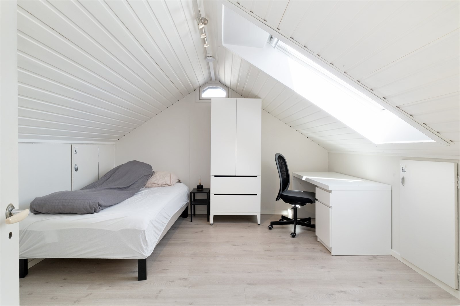 To takvindauge vart sett inn på loftet i 2020, noko som gir godt med lys. Galleribilde