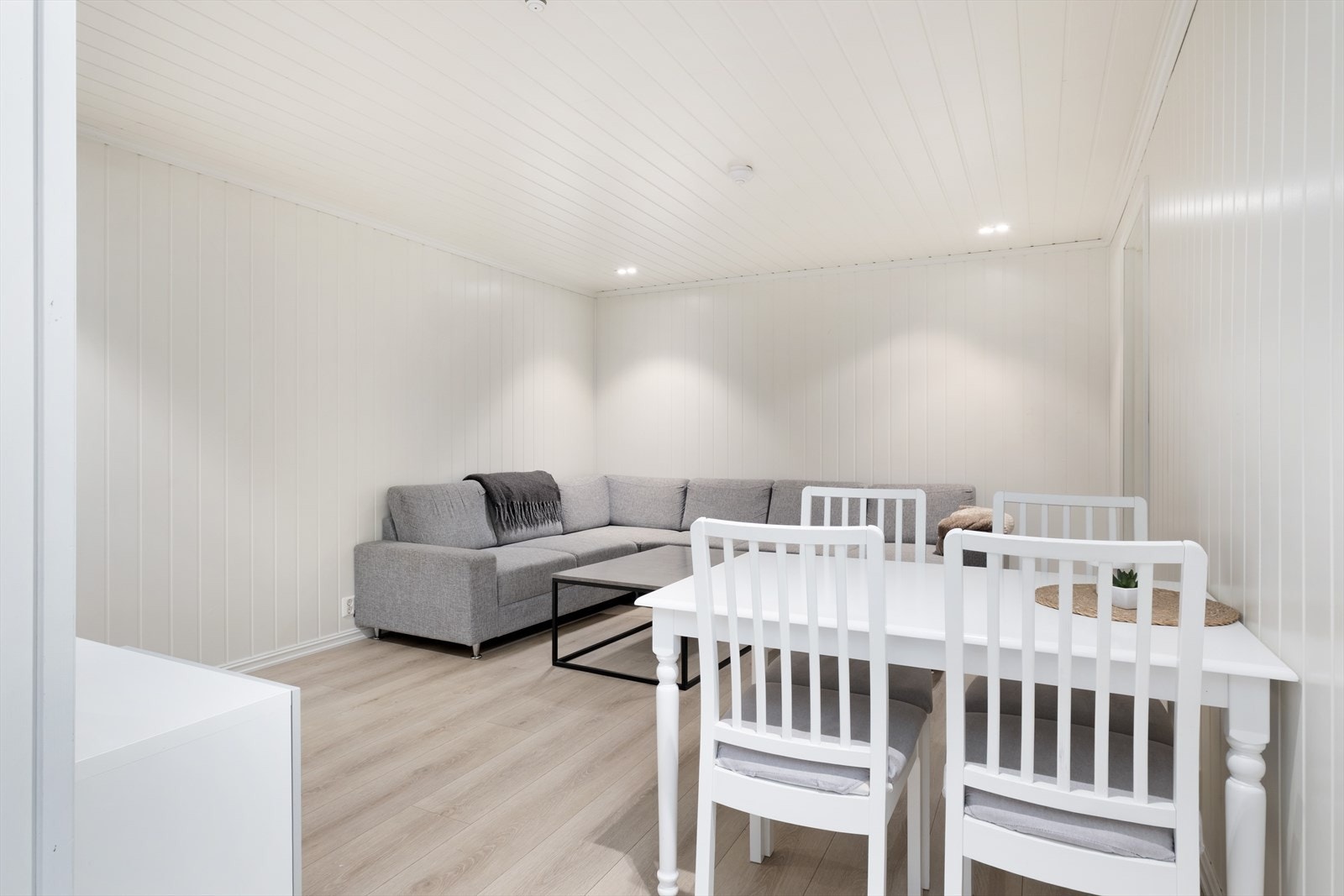 Opphaldsrommet er av god størrelse med plass til både spisebord og sofagruppe. Spot i tak. Galleribilde