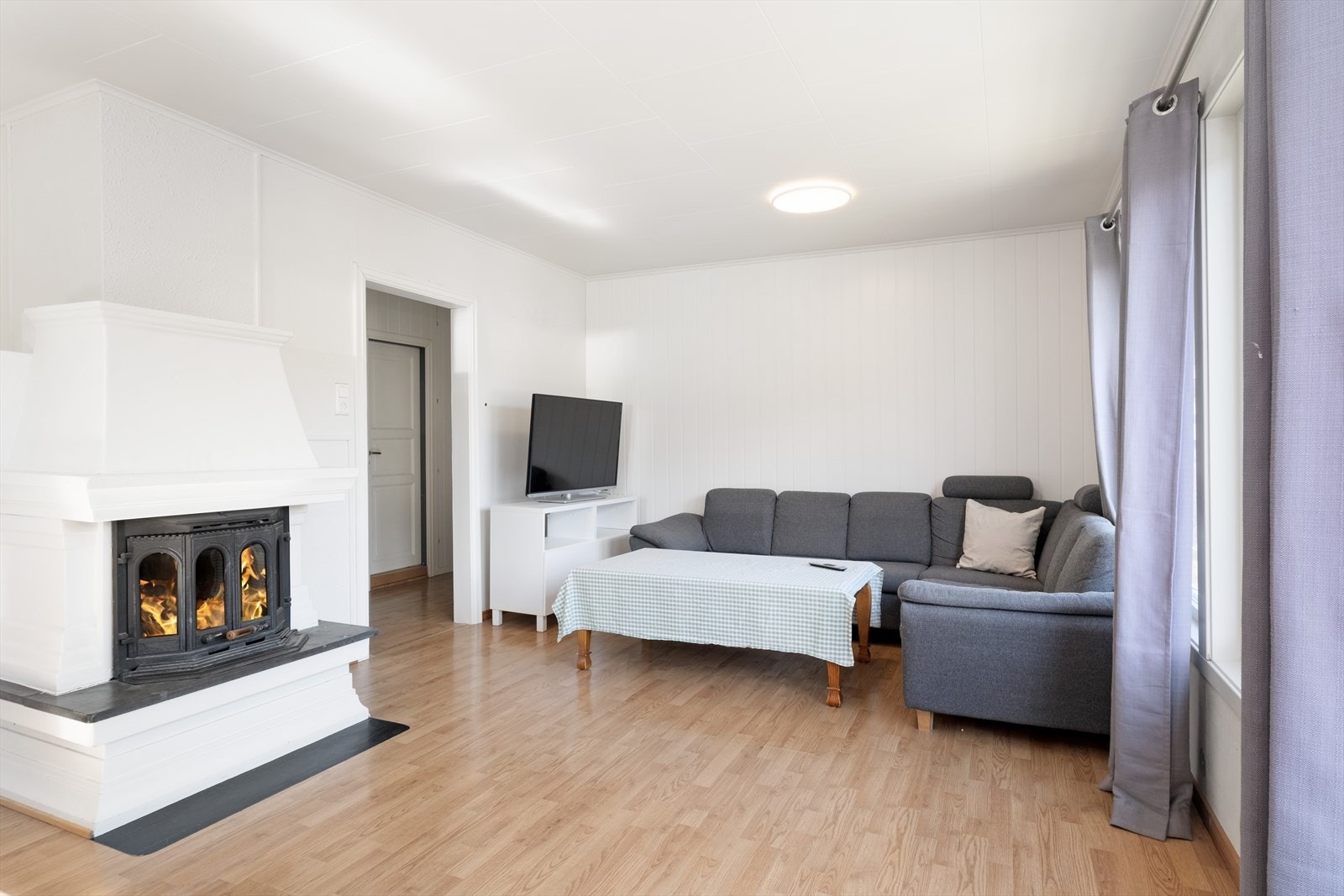 Peis med innsats gir ekstra varme og hygge, ellers oppvarming med varmepumpe installert i 2017. Galleribilde