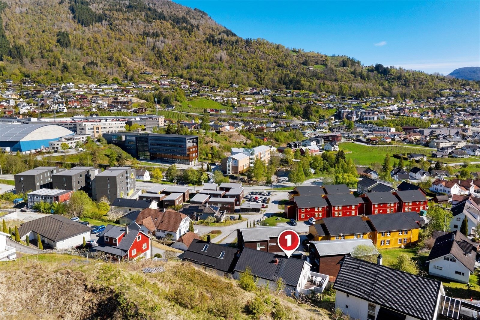 Berre nokre minutt unna finn ein Campus med m.a. høgskule, idrettsbaner, klatrehall og arbeidsplassar. Galleribilde