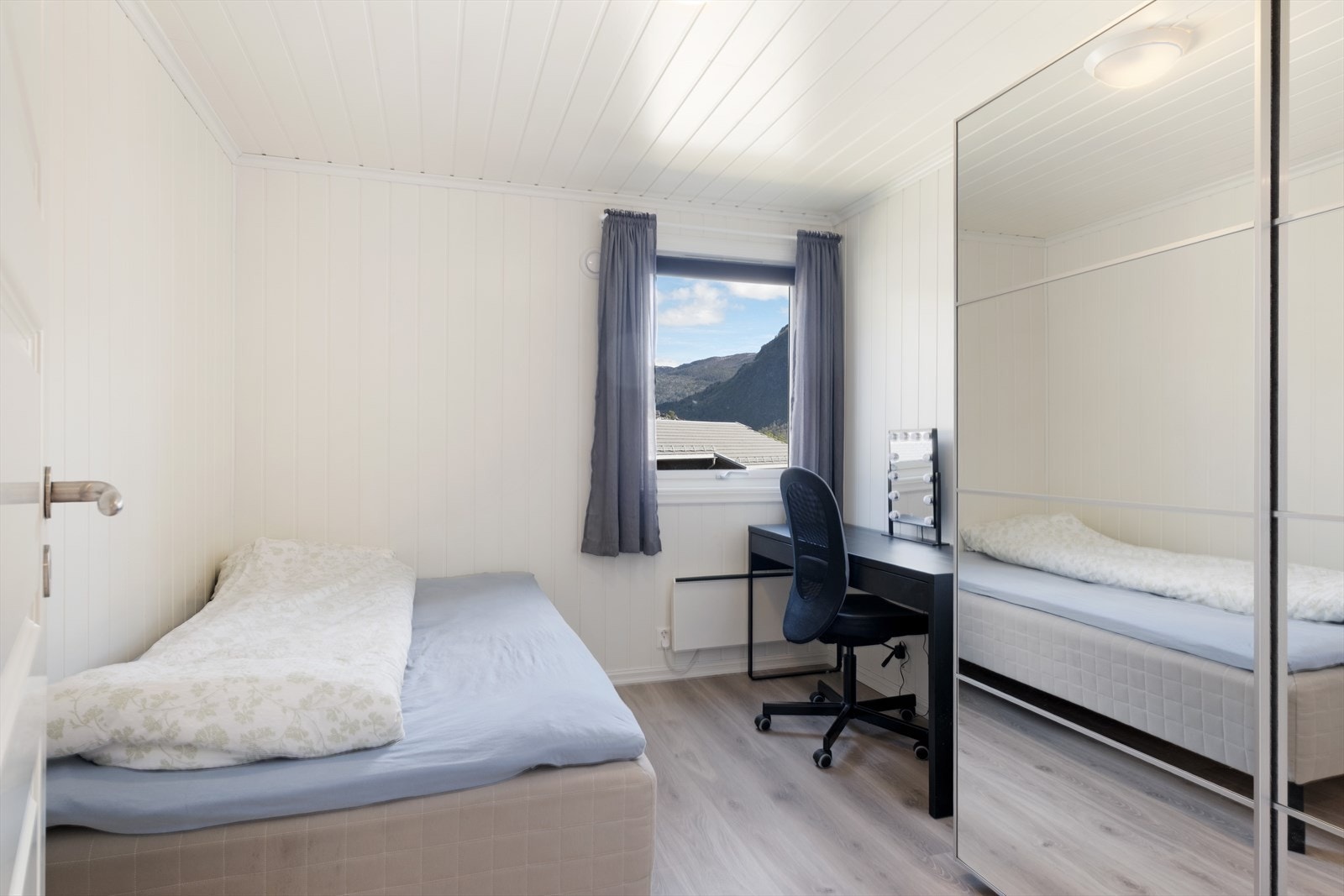 Soveromma er av god størrelse med plass til seng og garderobe. Galleribilde