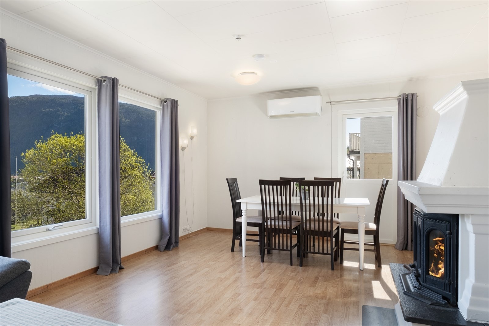 Bustaden er vesentleg fornya i dei seinare år, og har for det meste nyare lyse overflater. Stove av god størrelse i første etasje, med plass til både sofagruppe og spisebord. Galleribilde
