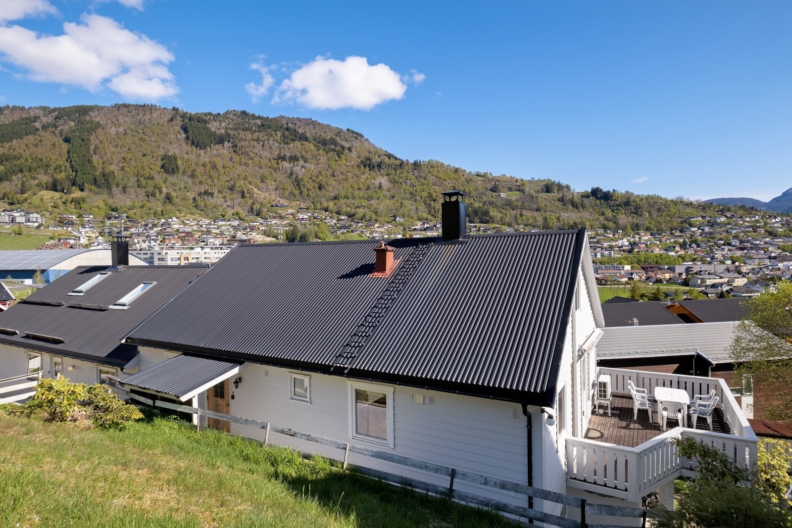 Eigedommen er på 639 m², fint opparbeidd med noko plenareal og har parkering for eit par bilar. Galleribilde