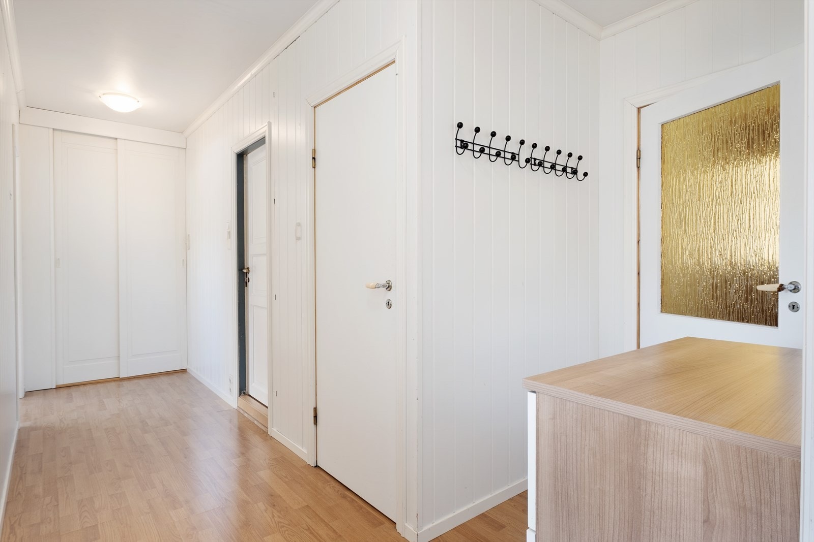 Gang i 1.etasje, med skyvedørsgarderobe og plass til oppheng. Trapp til 2.etasje i entré. Galleribilde