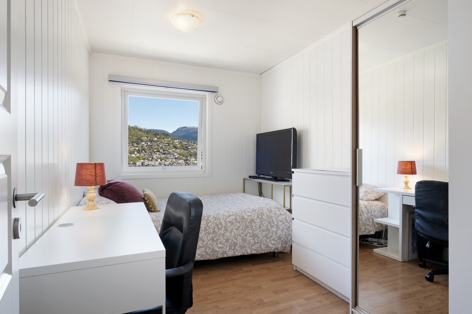 Eitt av tre soverom i første etasje, med plass til seng og ønska innreiing. Galleribilde