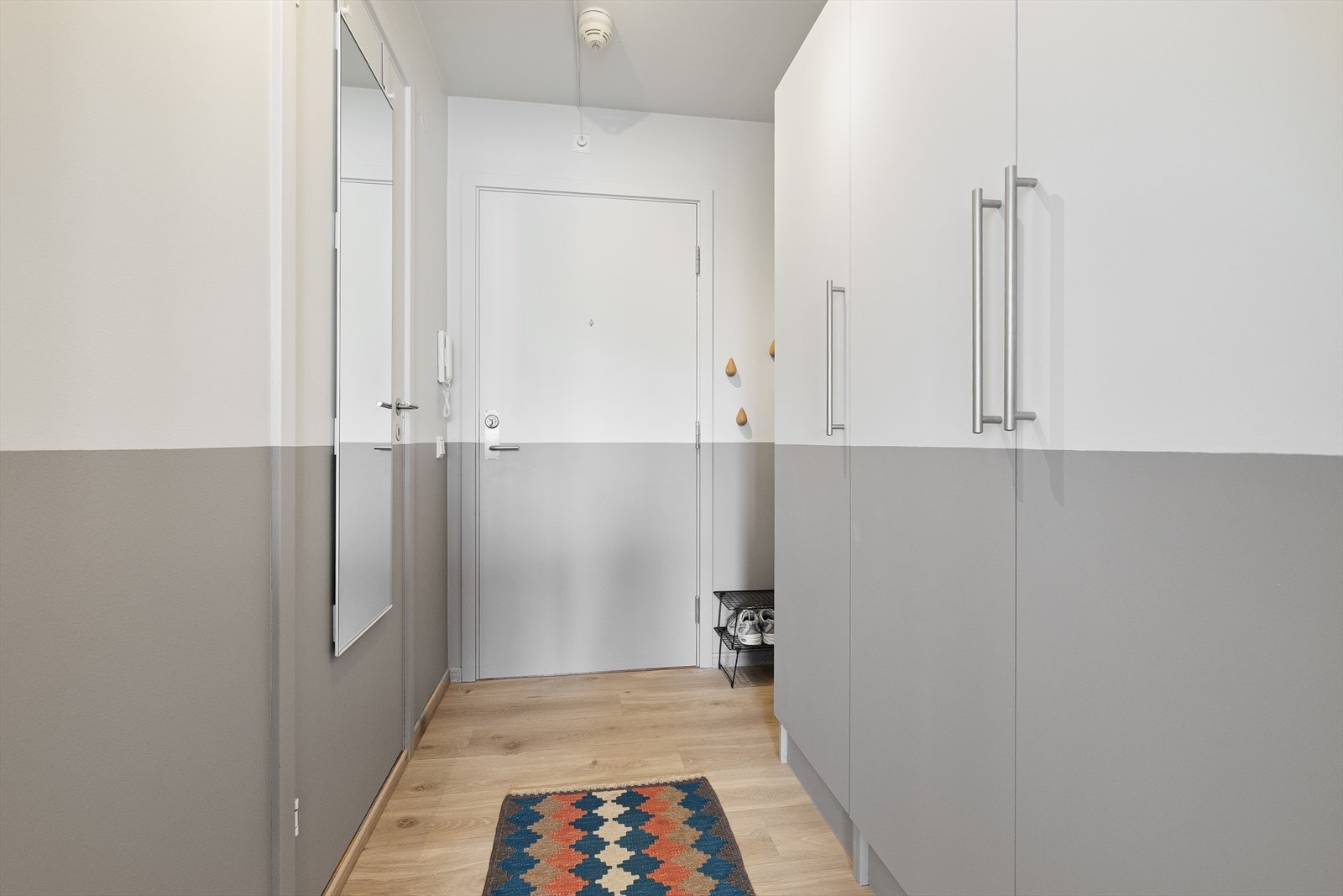 En hyggelig entré ønsker deg velkommen inn i boligen. Galleribilde