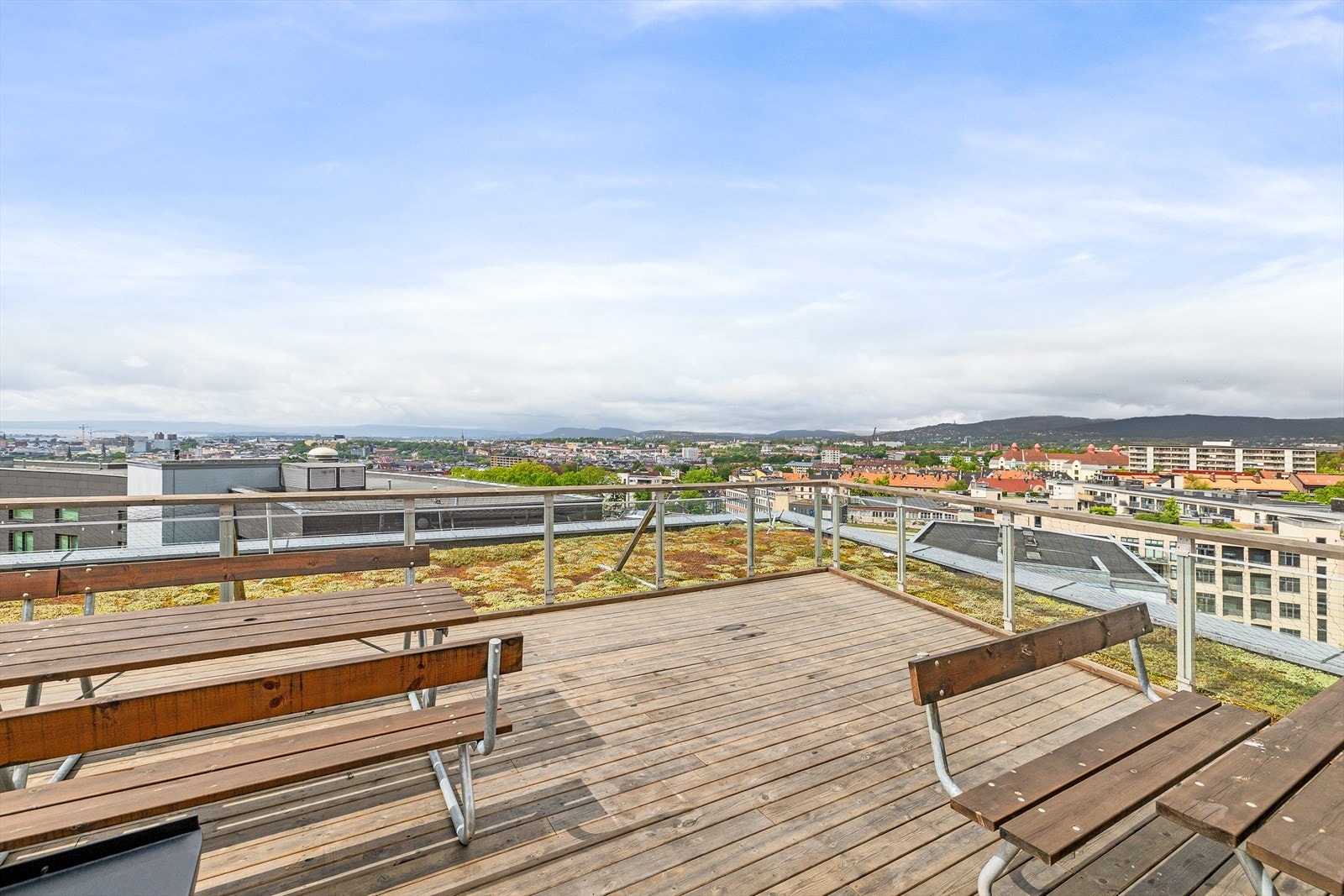 Herlig felles takterrasse i 7. etasje. Dette er en av borettslagets to felles takterrasser. Galleribilde