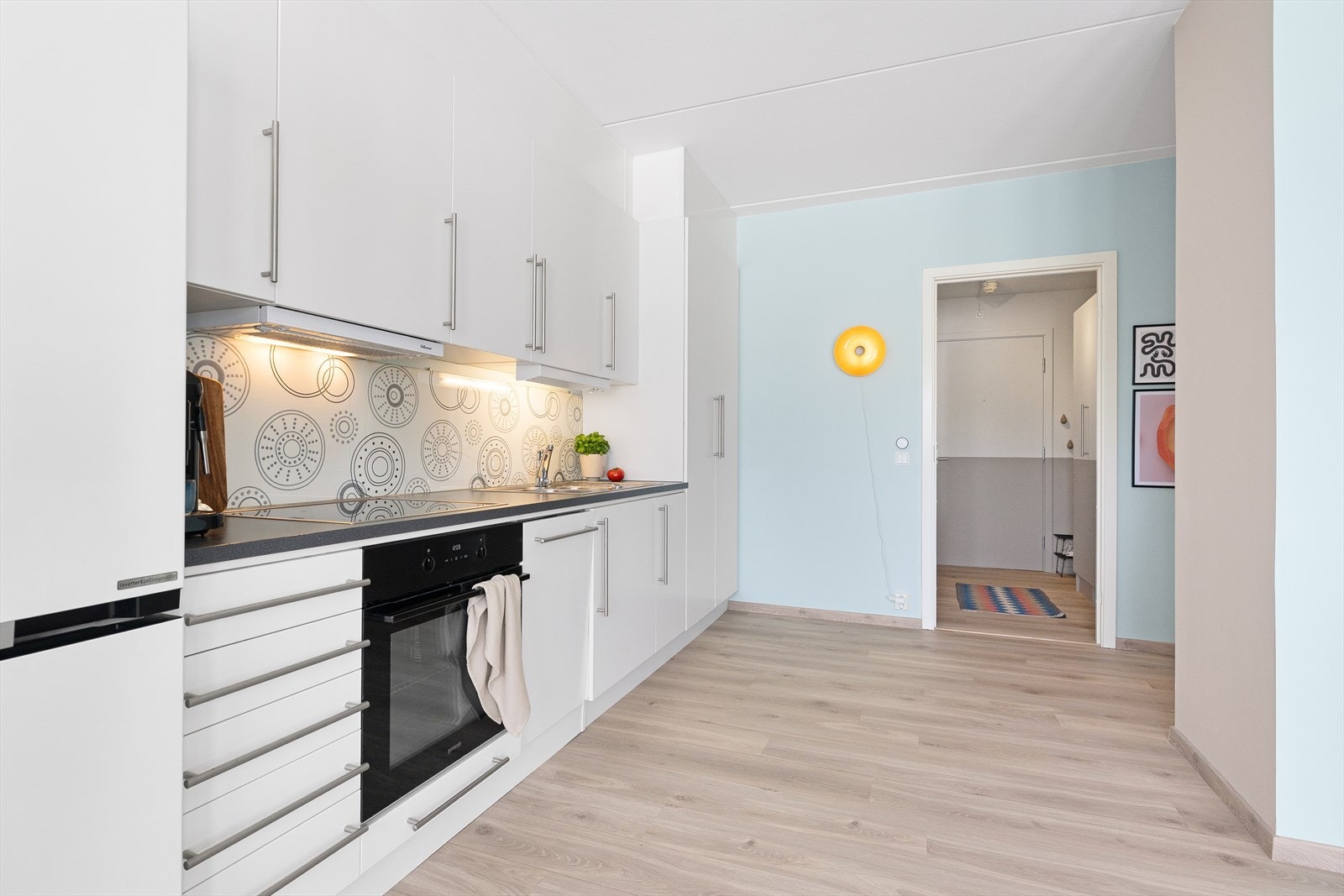 Her har du en solid arbeidsflate med god plass til ambisiøse middagsplaner. Galleribilde