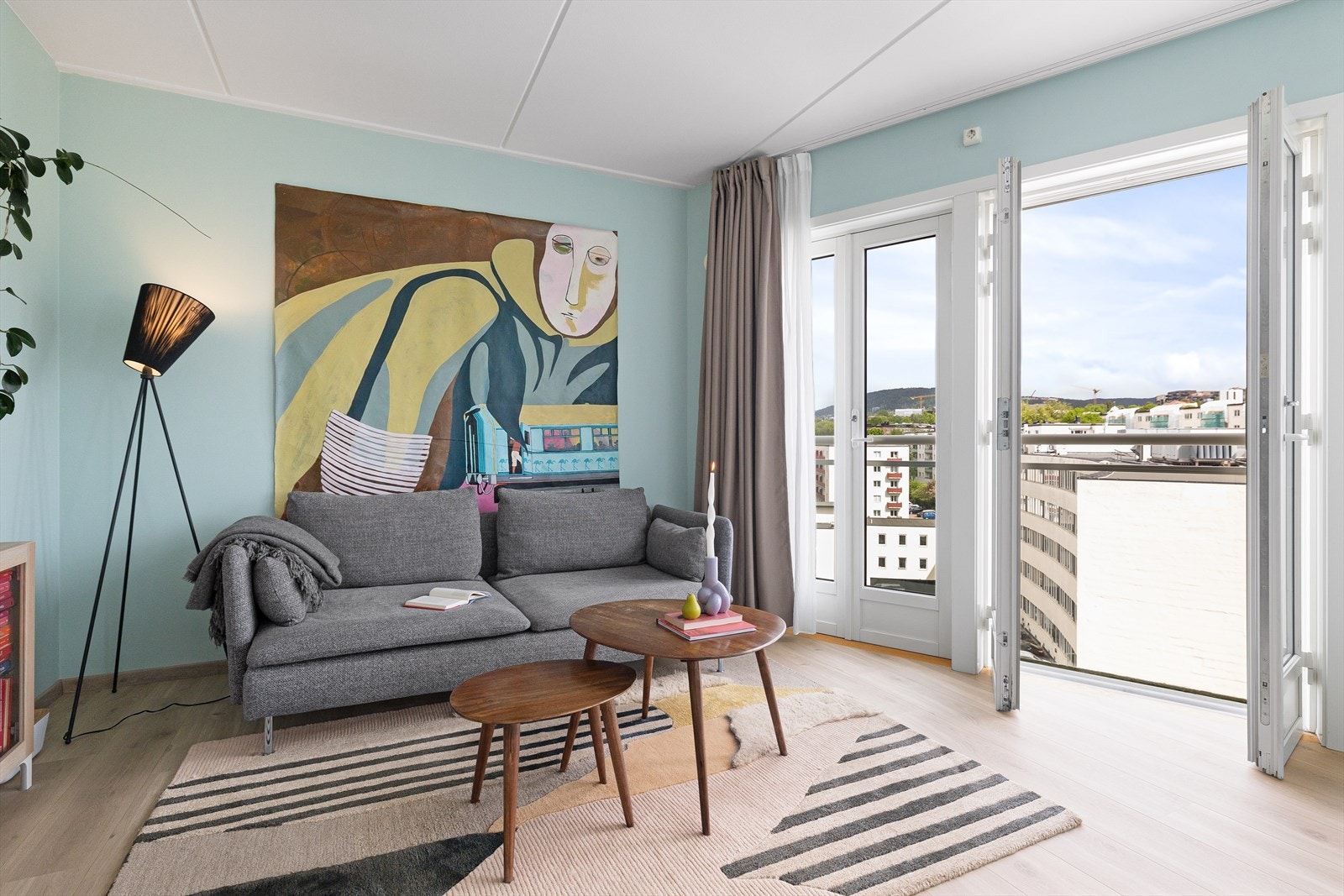 Pen og romslig stue med god plass til en koselig sofakrok. Galleribilde