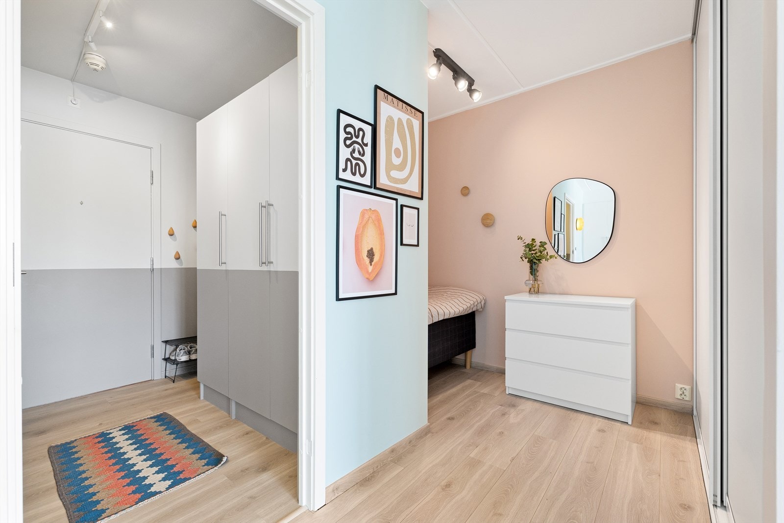 Entréen ligger adskilt fra resten av boligen og har god oppbevaringsplass til yttertøy og sko i garderobe. Galleribilde