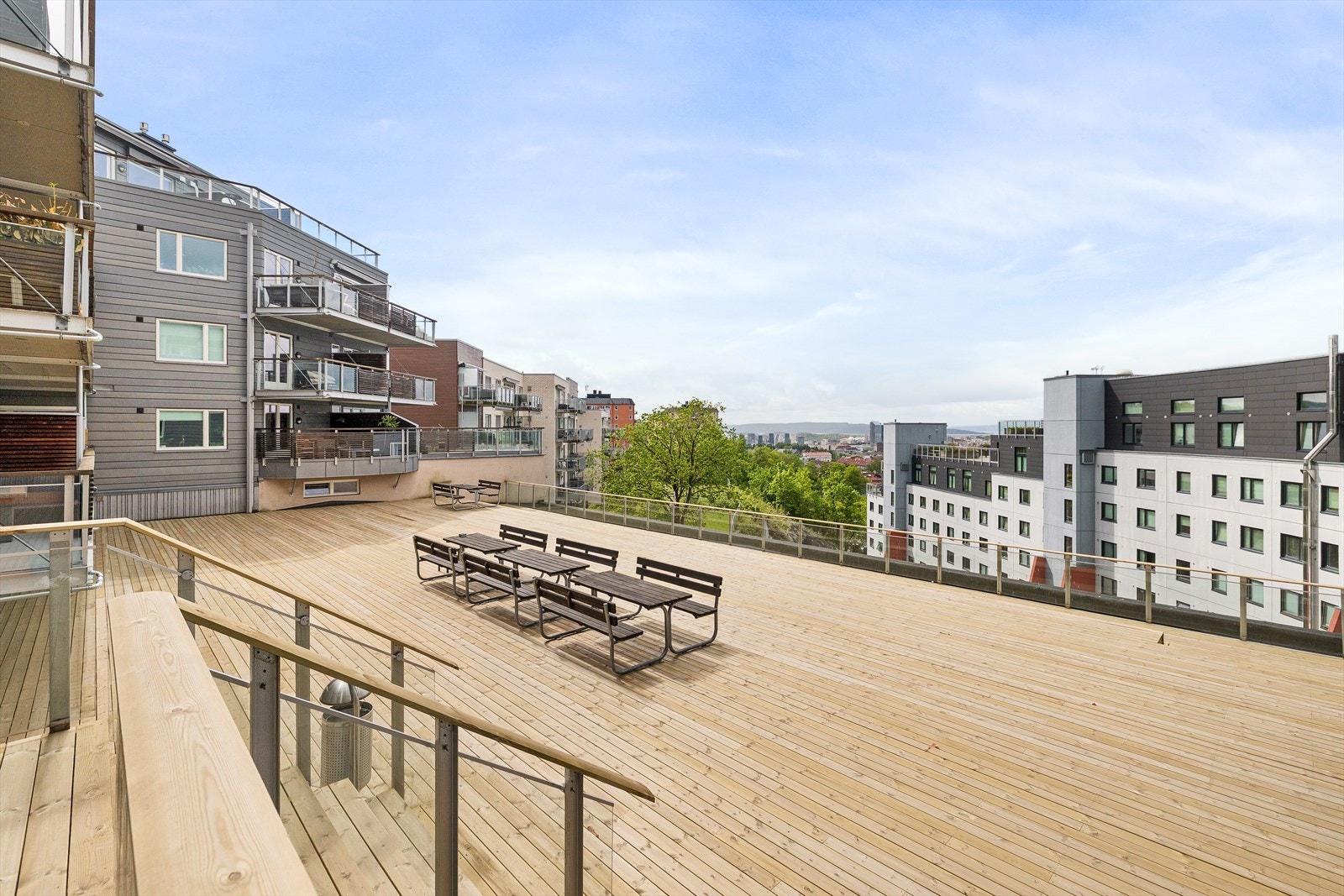 Takterrasse i femte etasje. Den andre takterrassen er i likhet med den første rehabilitert med nye terrassebord og møbler. Galleribilde