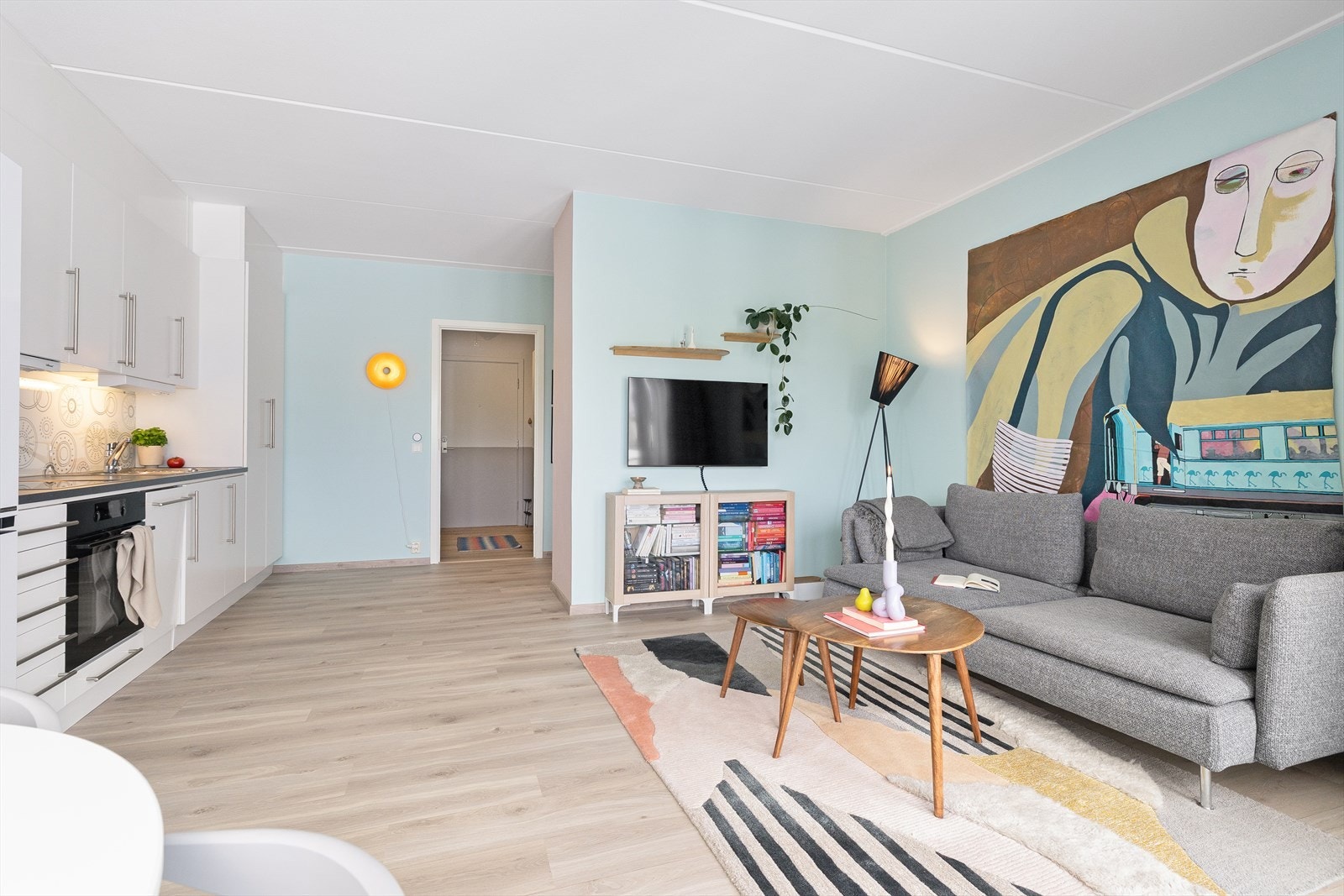 Den åpne planløsningen gjør dette til et sosialt og hyggelig oppholdsrom. Galleribilde