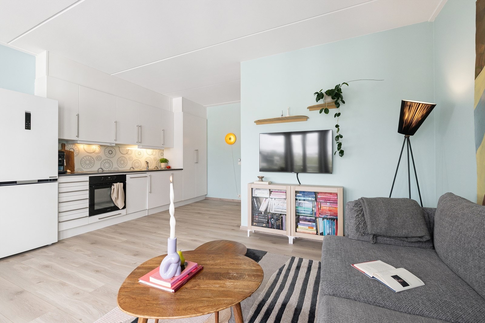 Pent og funksjonelt kjøkken med hvite glatte fronter, laminat benkeplate og en god kombinasjon av skap- og benkeplass. Galleribilde