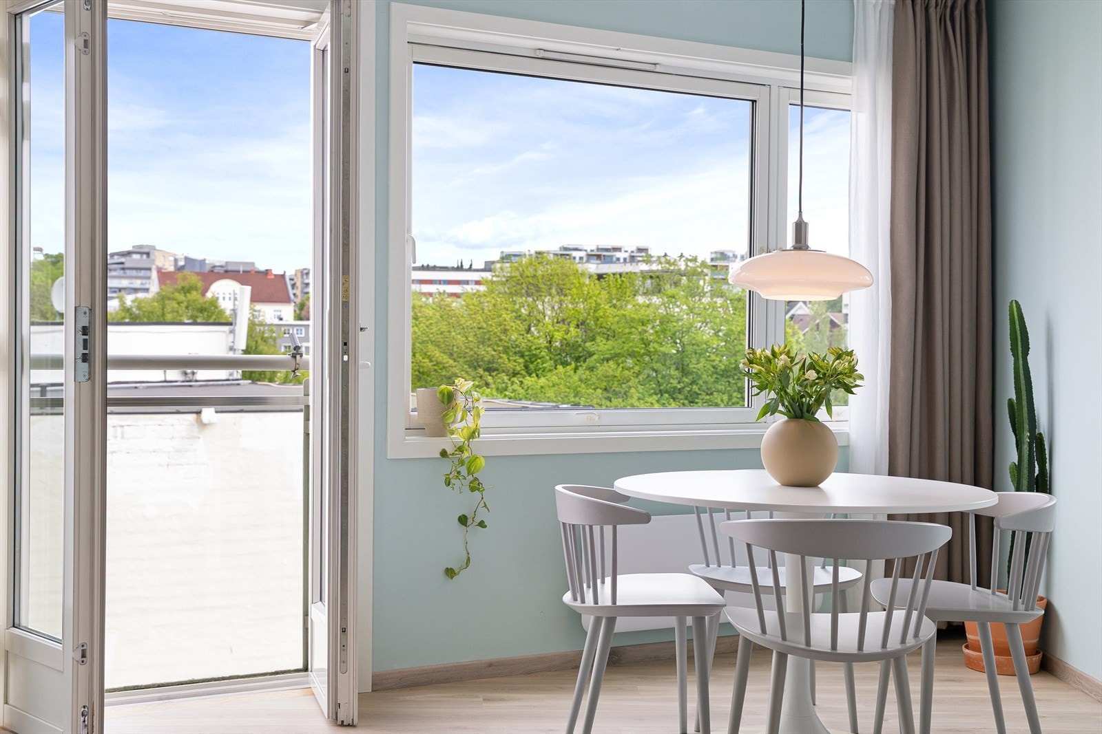 Nyt gode måltider med familie og venner i en lys og innbydende spisekrok som gjør hverdagsmiddagen like hyggelig som helgefesten. Galleribilde