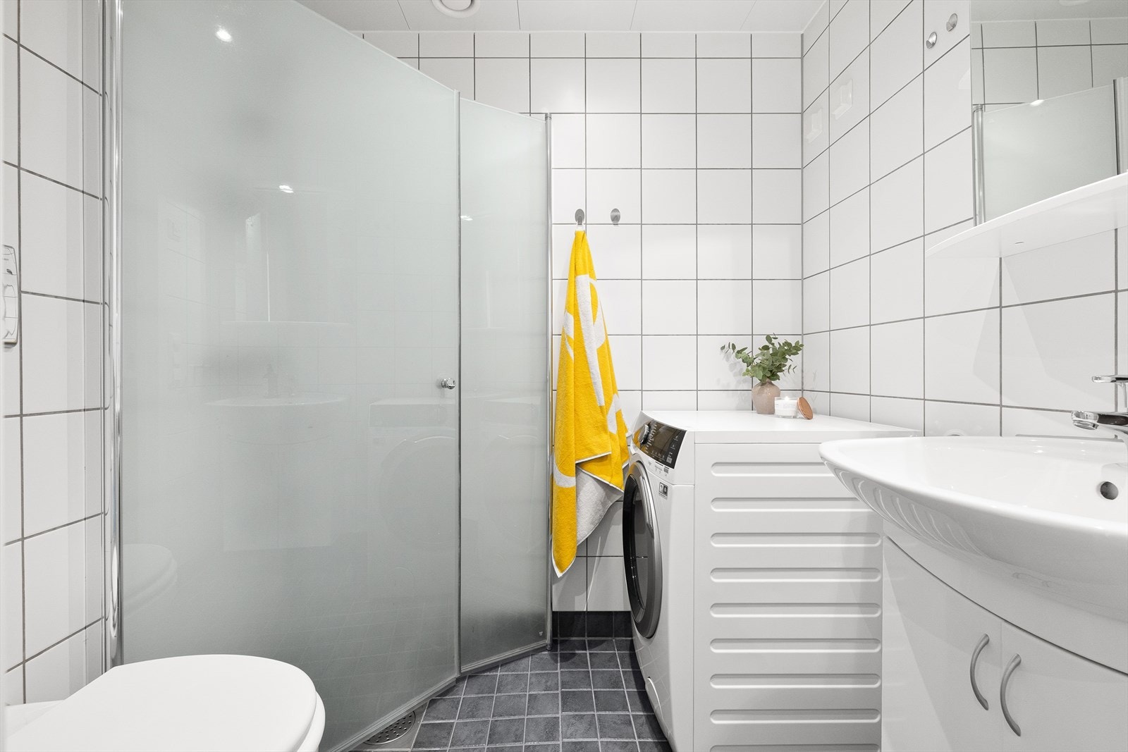 Flott flislagt baderom med behagelig gulvvarme og downlights. Galleribilde
