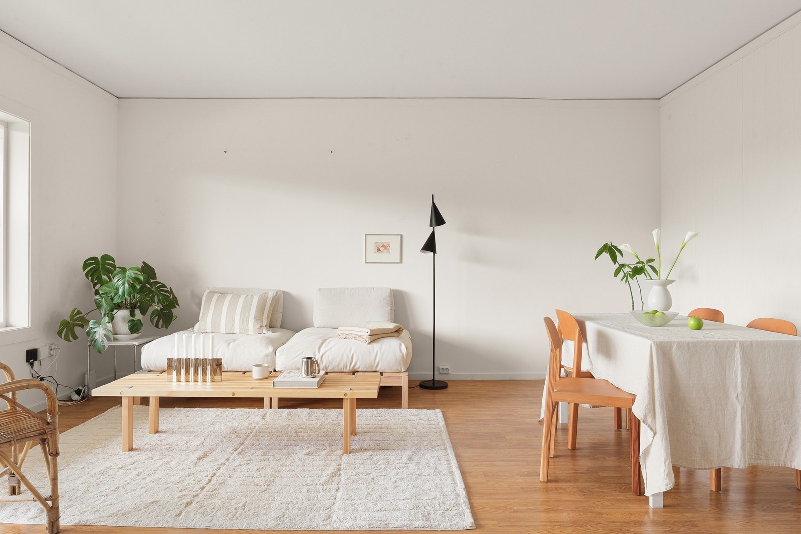 Her er det god plass til både sofakrok og spisegruppe, samtidig som rommets utforming gjør det enkelt å skape flere hyggelige soner. Galleribilde