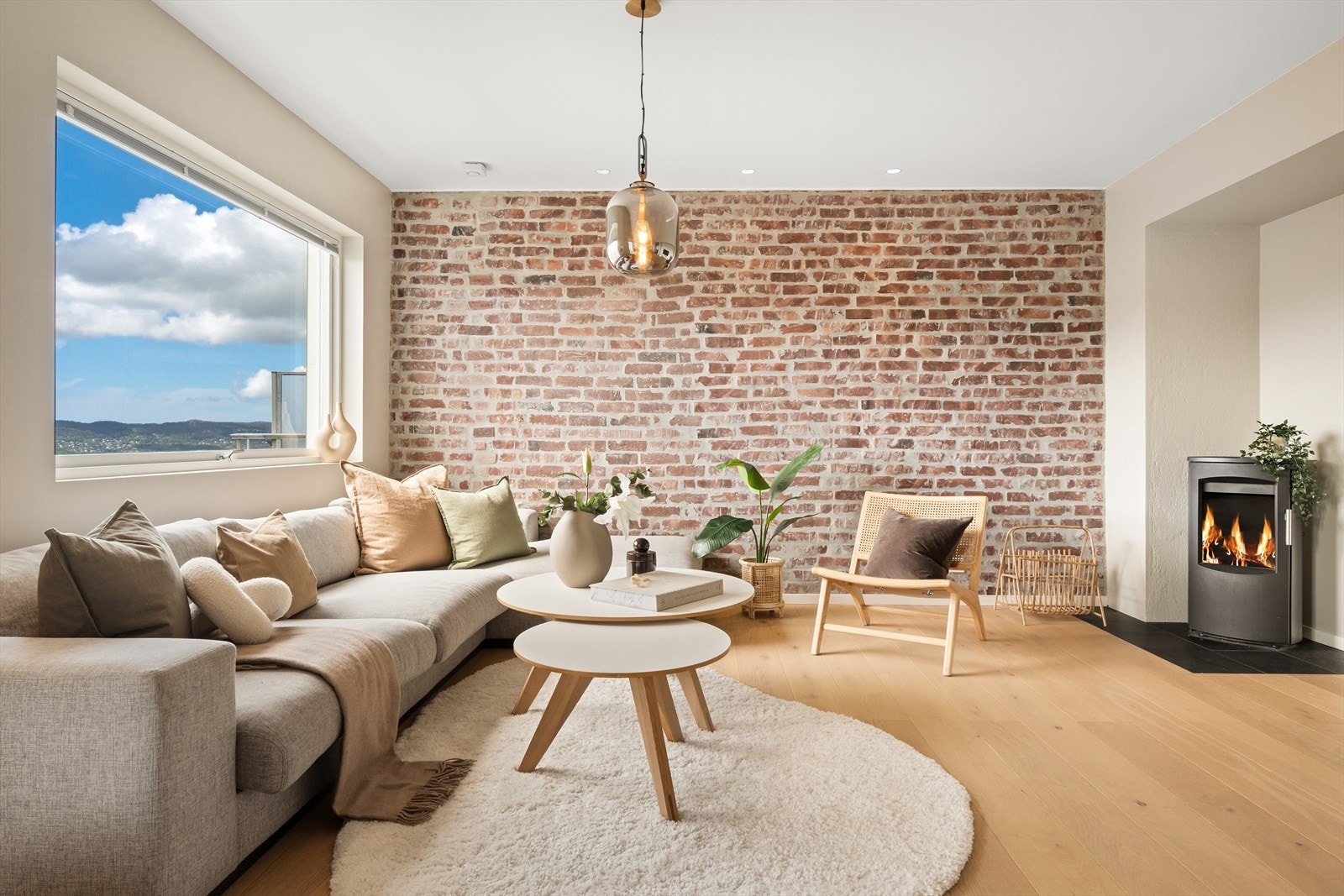 Boligen holder en god standard med moderne kvaliteter. Store vinduer sikrer godt med naturlig lys og skaper en luftig atmosfære. Galleribilde