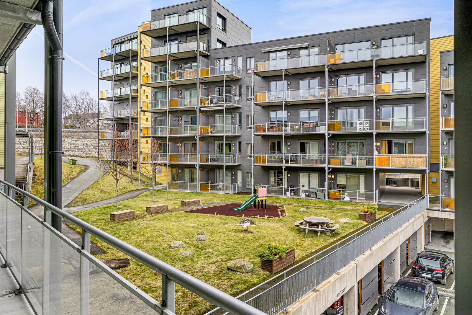Utsikt fra svalgangen over de nærliggende grøntområdene. Galleribilde