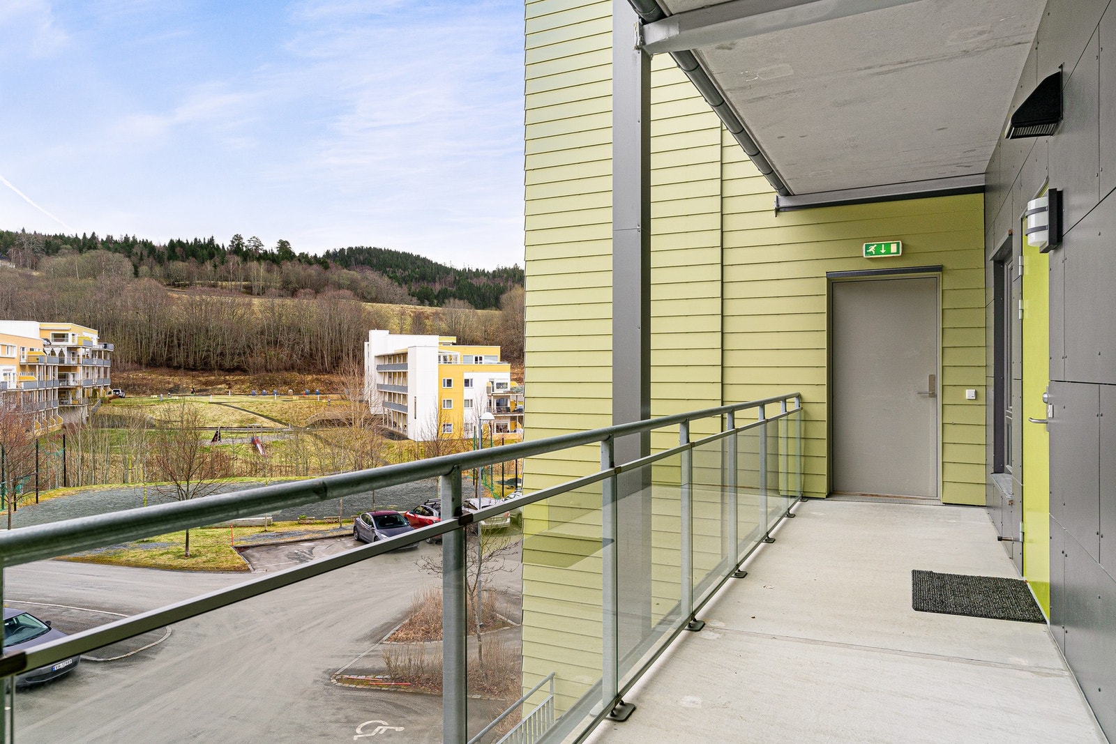 Svalgang. Inngang til leiligheten til høyre. Galleribilde