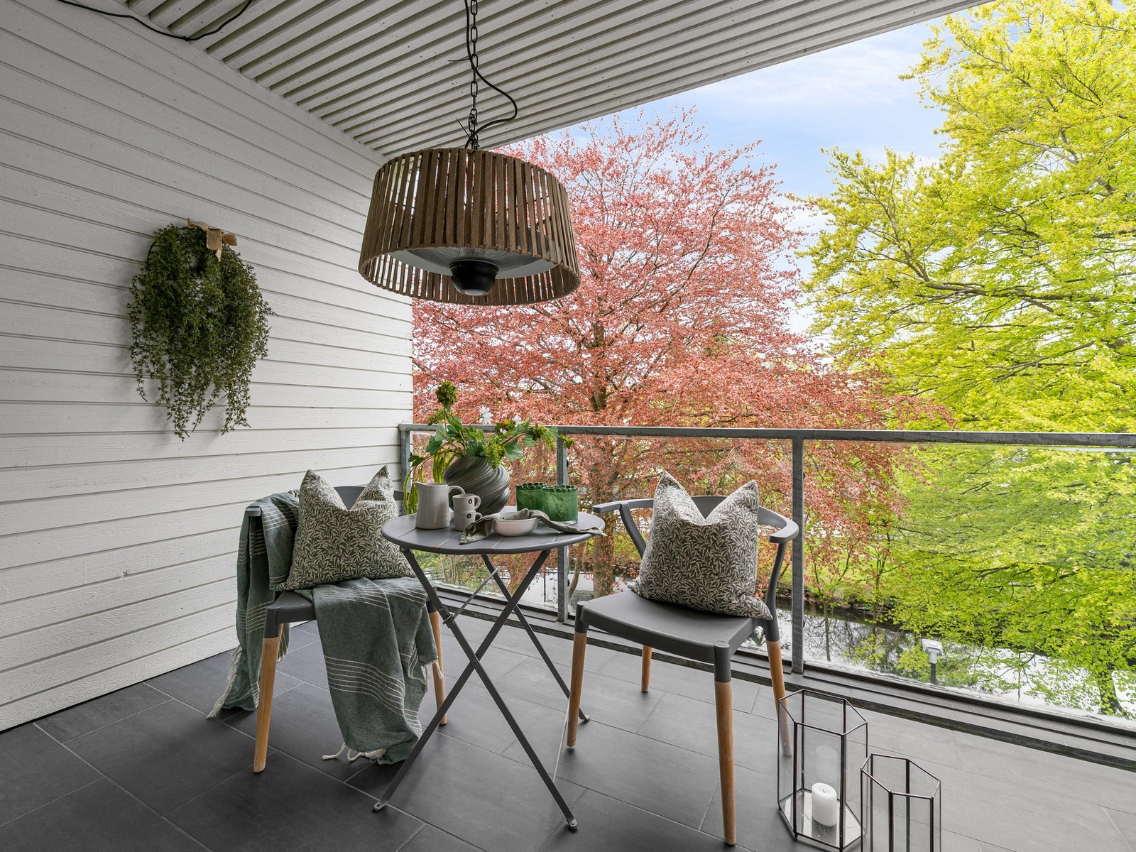 På balkongen har man plass til en koselig sittegruppe. Galleribilde