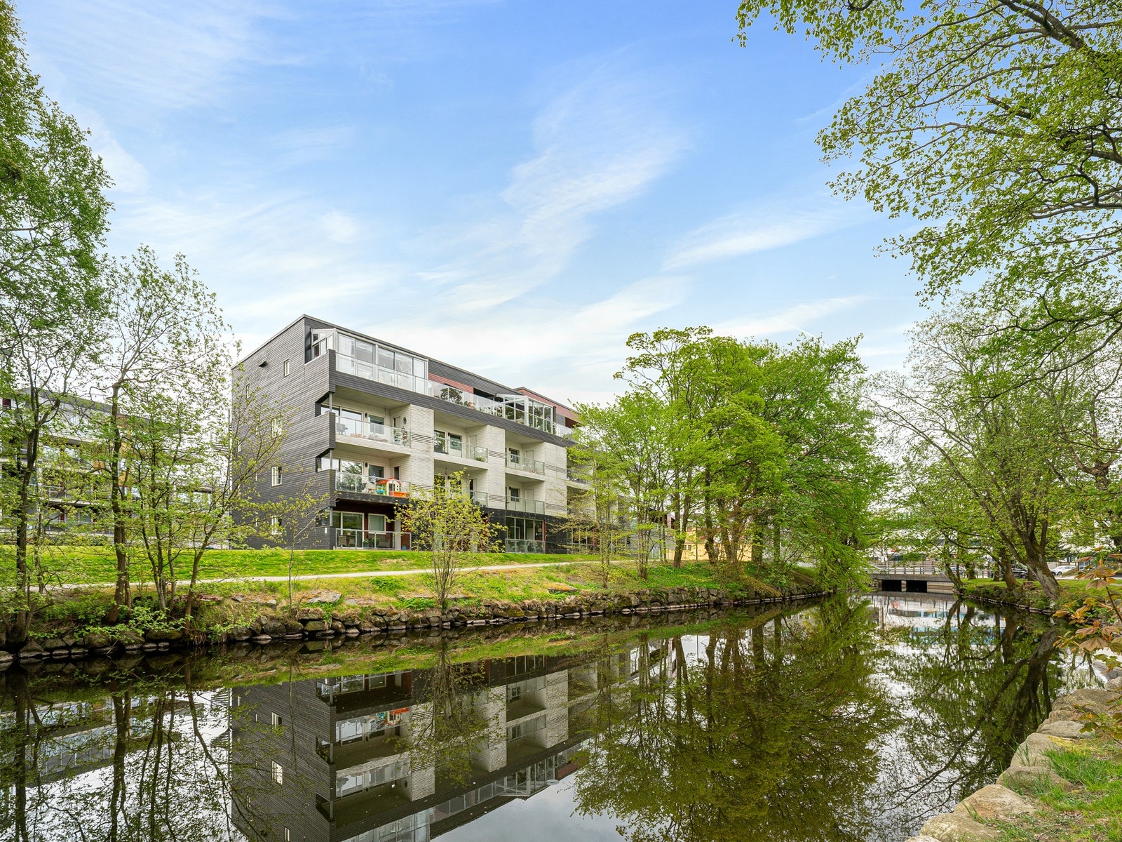 Bygget ligger i flotte omgivelser rett ved Bryneå. Galleribilde