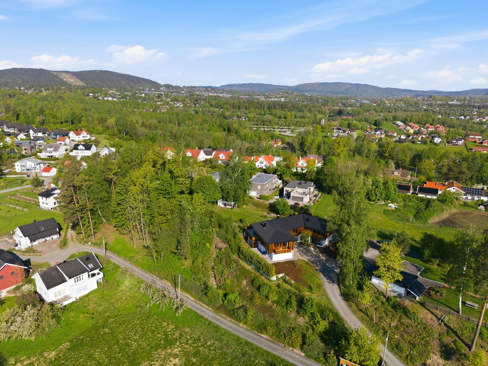 Landlig beliggenhet samtidig som det er kort vei til det meste man trenger i hverdagen. Galleribilde