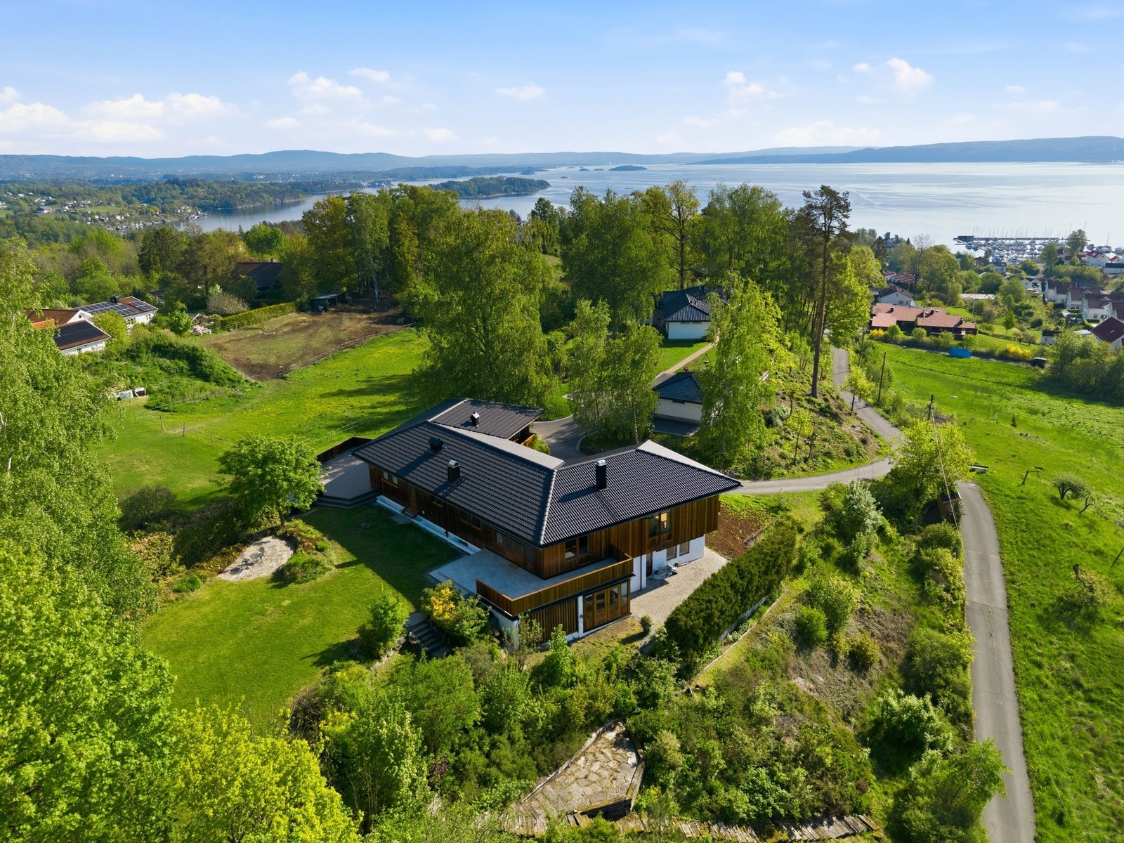 Dette er en stor og innholdsrik enebolig med flott utsikt og gode solforhold. Galleribilde