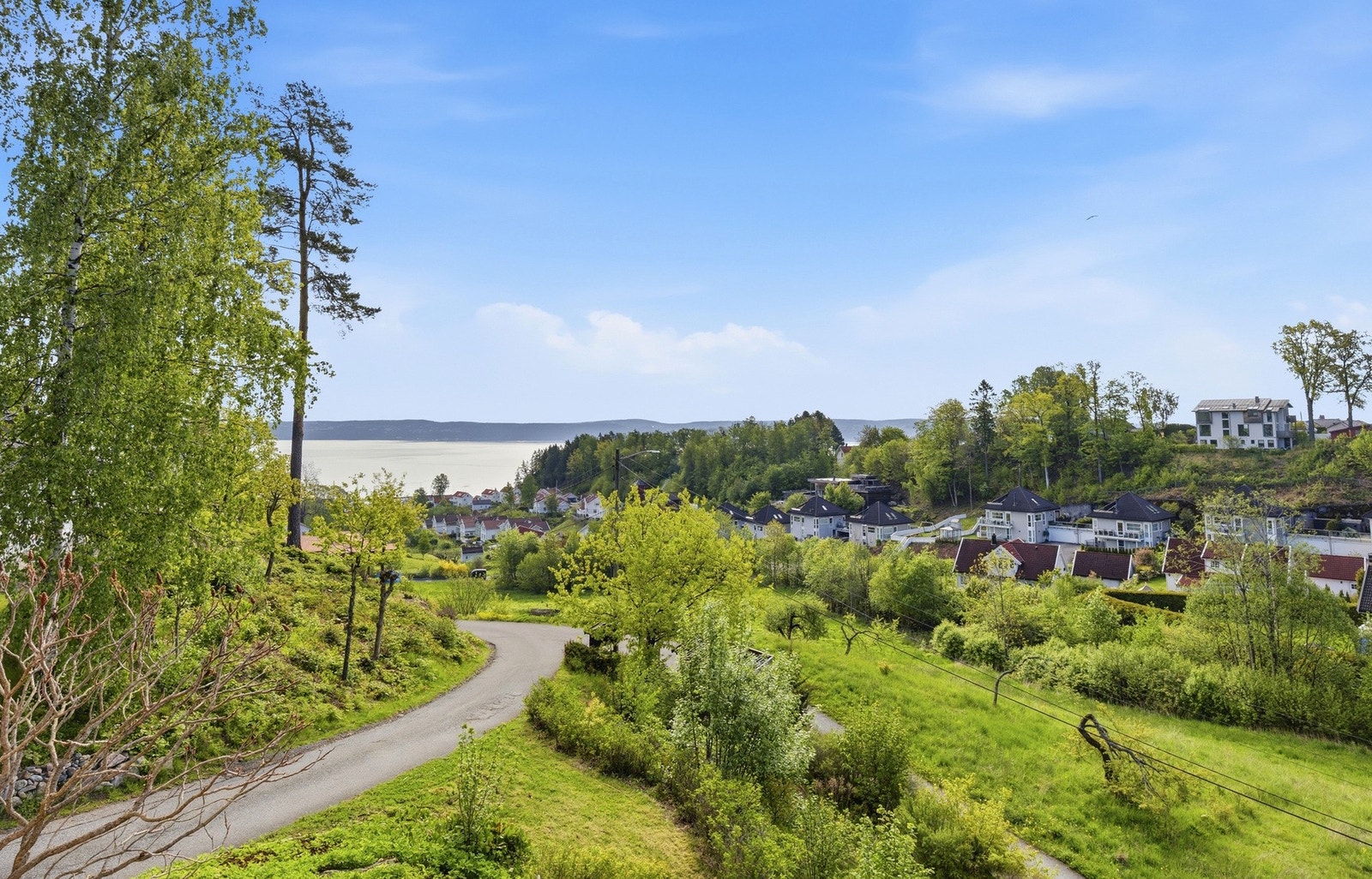 Fra boligen er det bare en liten rusletur ned til alt Vollen har å by på av butikker, spisesteder, skoler, barnehager samt buss og båt inn til byen. Galleribilde