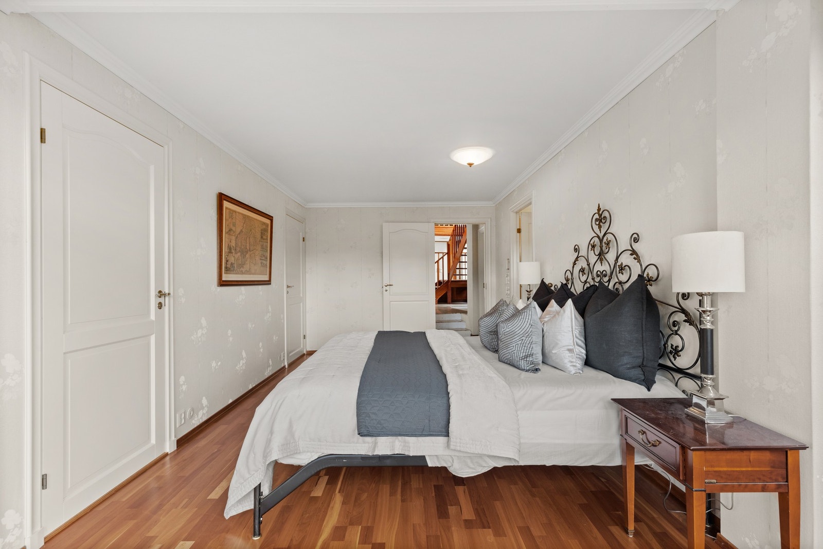 De to dørene til venstre er adkomst til to walk-in closet. Galleribilde
