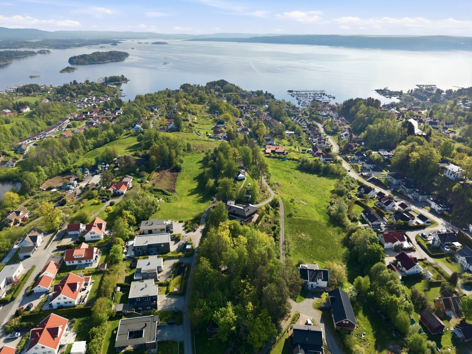 Her bor du med sjøen rett foran og skogen rett bak. Galleribilde