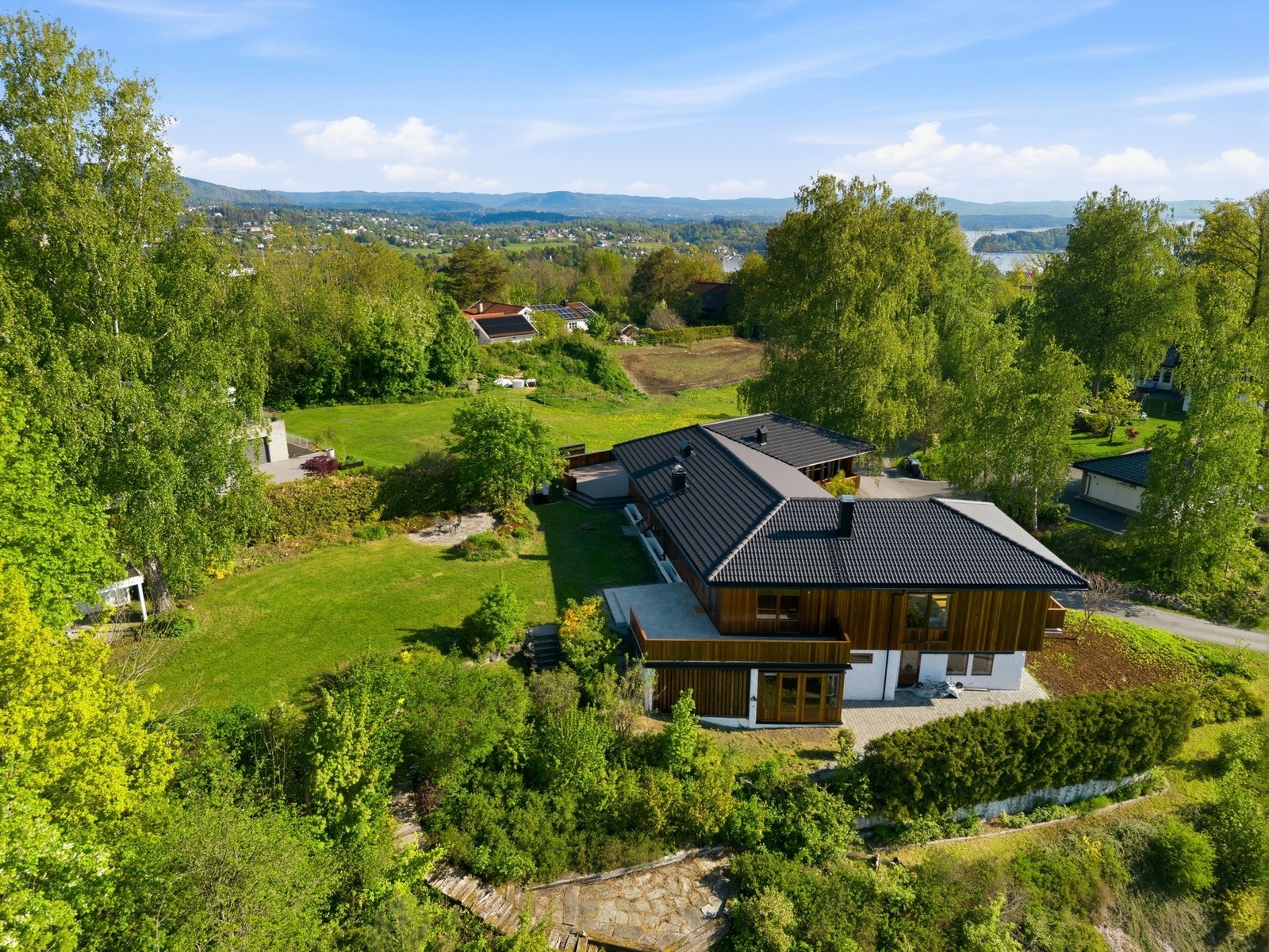 Vi tar en titt på hagen og uteområdene. Galleribilde