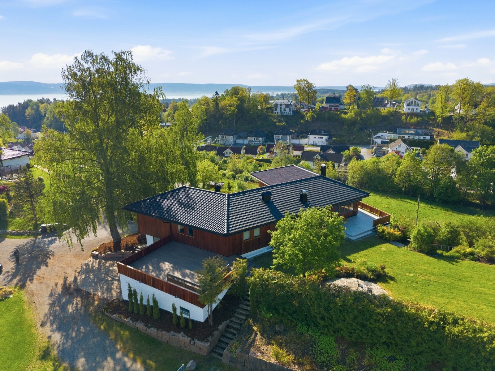 Boligen har flere store terrasser og uteplasser som gjør det enkelt å flytte seg etter solen. Galleribilde