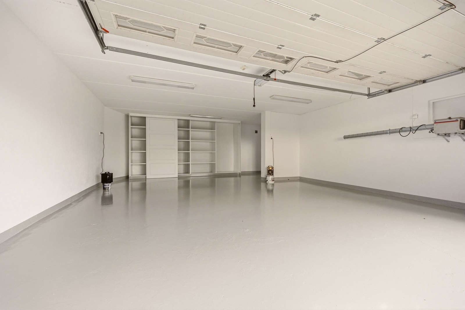 I bakkant av garasjen er det også godt med oppbevaringsplass. Galleribilde
