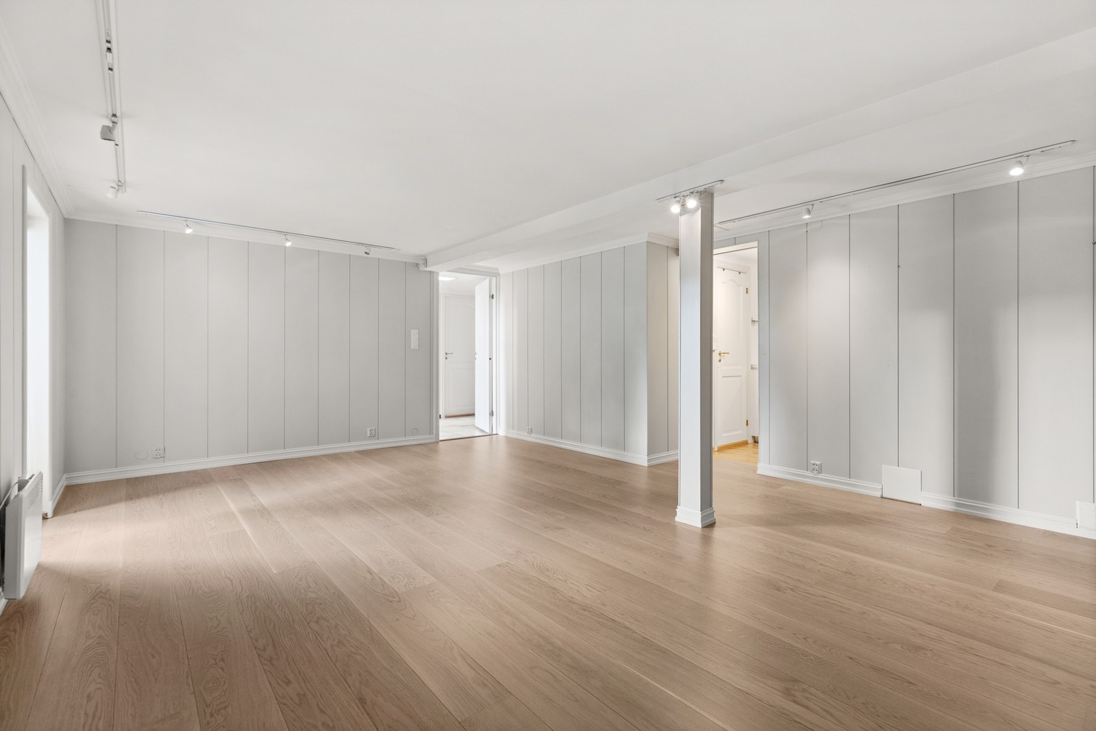 I underetasjen er det også en stor kjellerstue, perfekt når barna har venner på besøk. Galleribilde