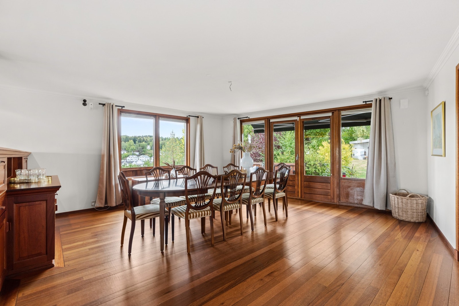 Her er det god plass til å dekke opp langbord når familie og venner samles til hyggelige stunder. Galleribilde