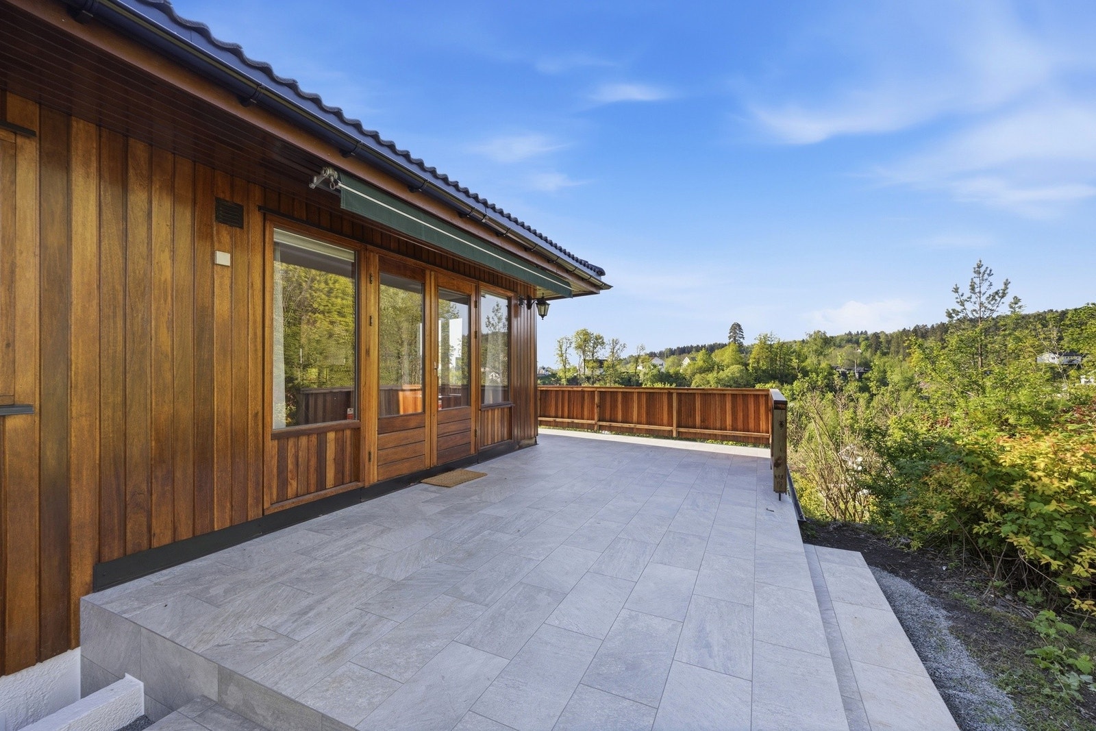 Fra spisestuen er det utgang til en stor og skjermet terrasse. Galleribilde