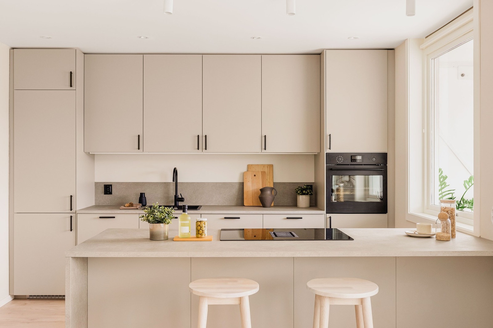 Kjøkkenet er nytt i 2026 og innredet med stilren IKEA kjøkkeninnredning med halvøy, slette fronter og laminat benkeplate med nedfelt vask. Galleribilde