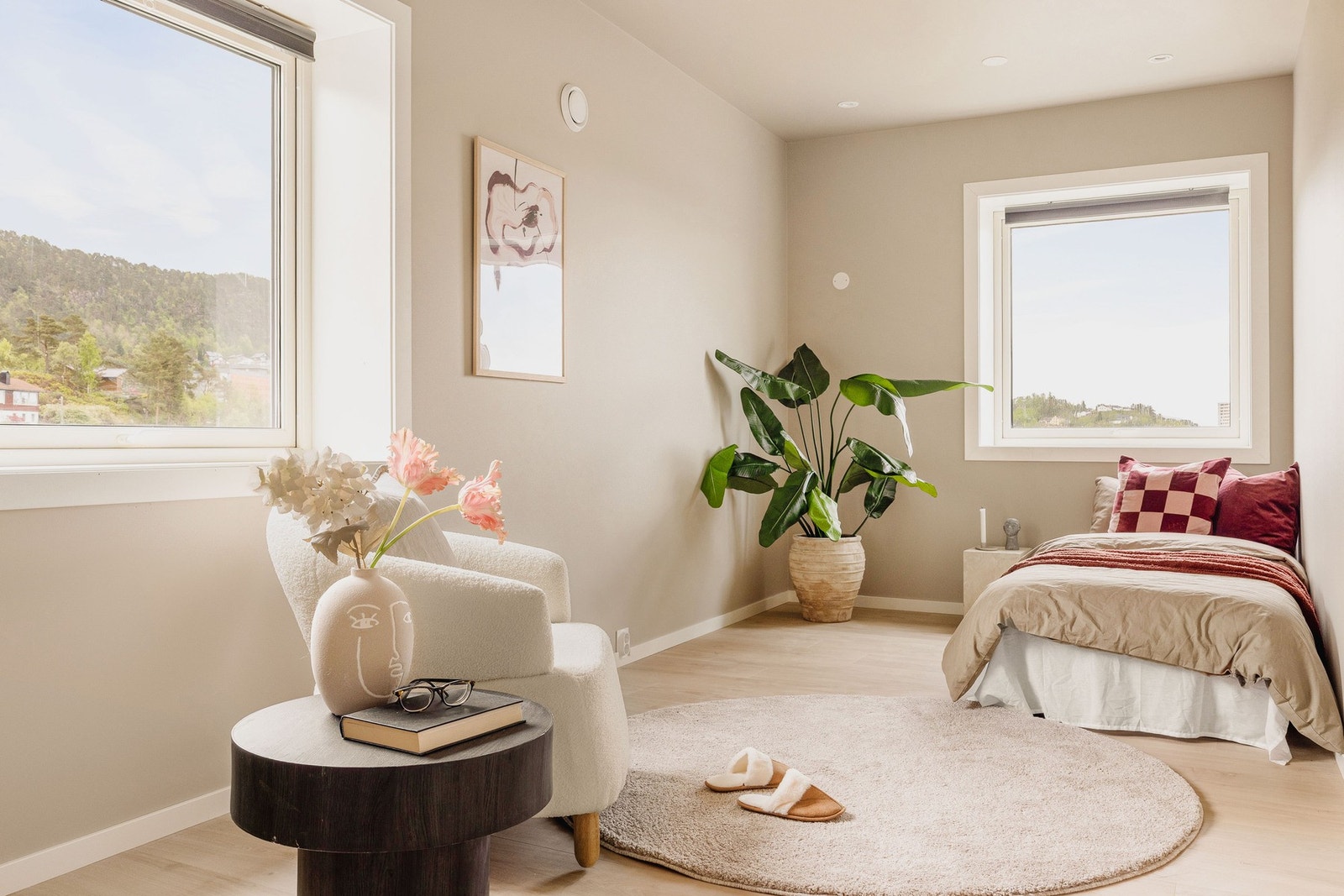 Soverommene har samme moderne og gjennomgående overflater som resten av leiligheten, med 1-stavs laminat på gulv samt slette malte vegger og tak som gir et stilrent og helhetlig uttrykk. Galleribilde