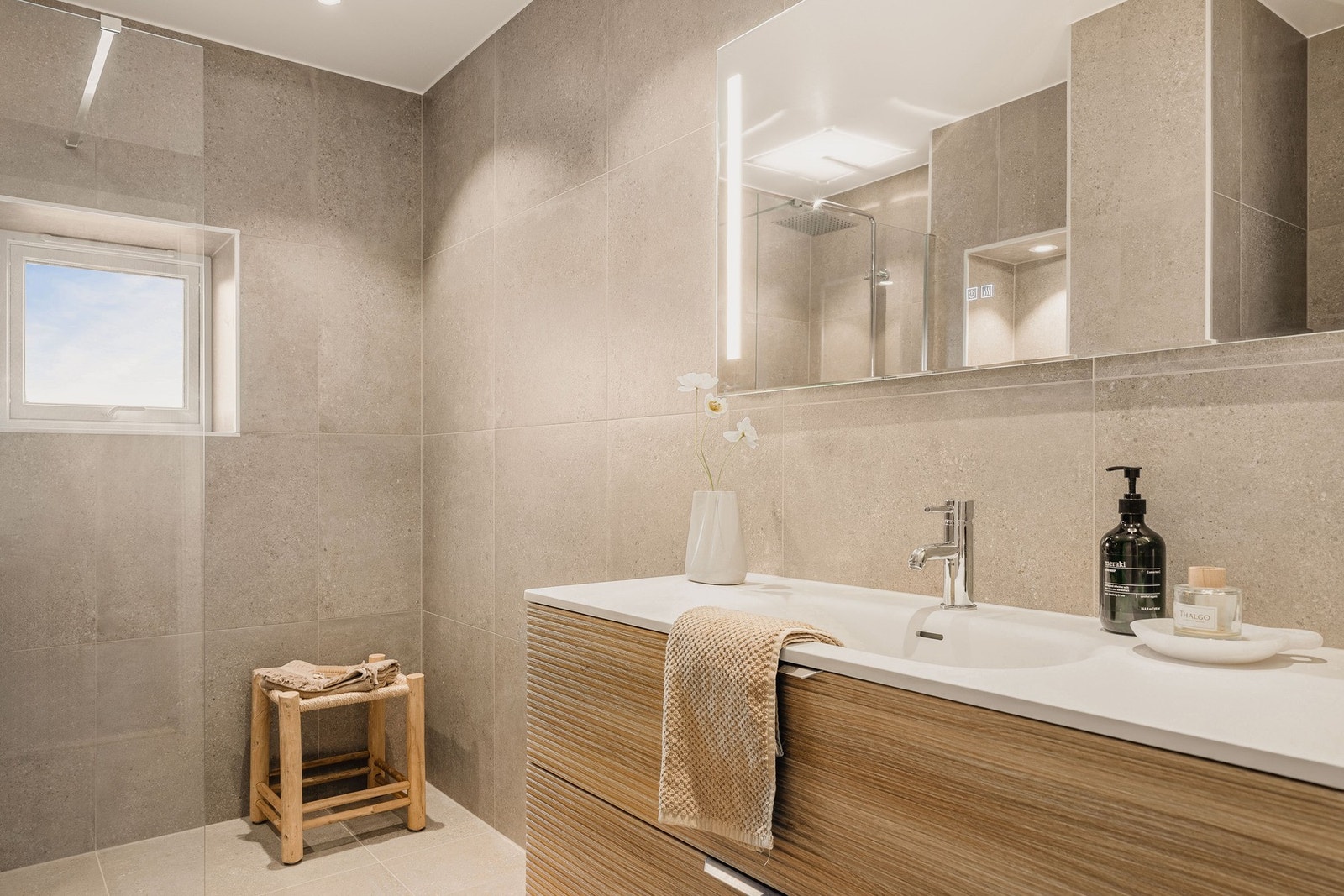 Badet er helfliset og måler ca. 5 kvm. Det ble totaloppusset i 2026 av fagfolk og holder en moderne standard. Galleribilde
