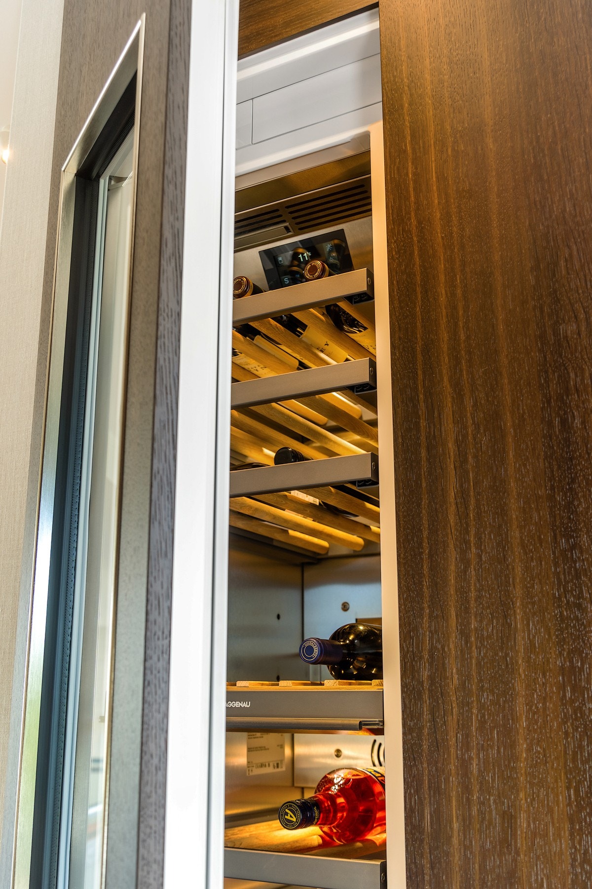 Hvitevarepakken fra Gaggenau inkluderer blant annet integrert kaffemaskin, stekeovn, stort kjøleskap og et råflott vinskap, elegant integrert i innredningen - perfekt for vinentusiasten. Galleribilde