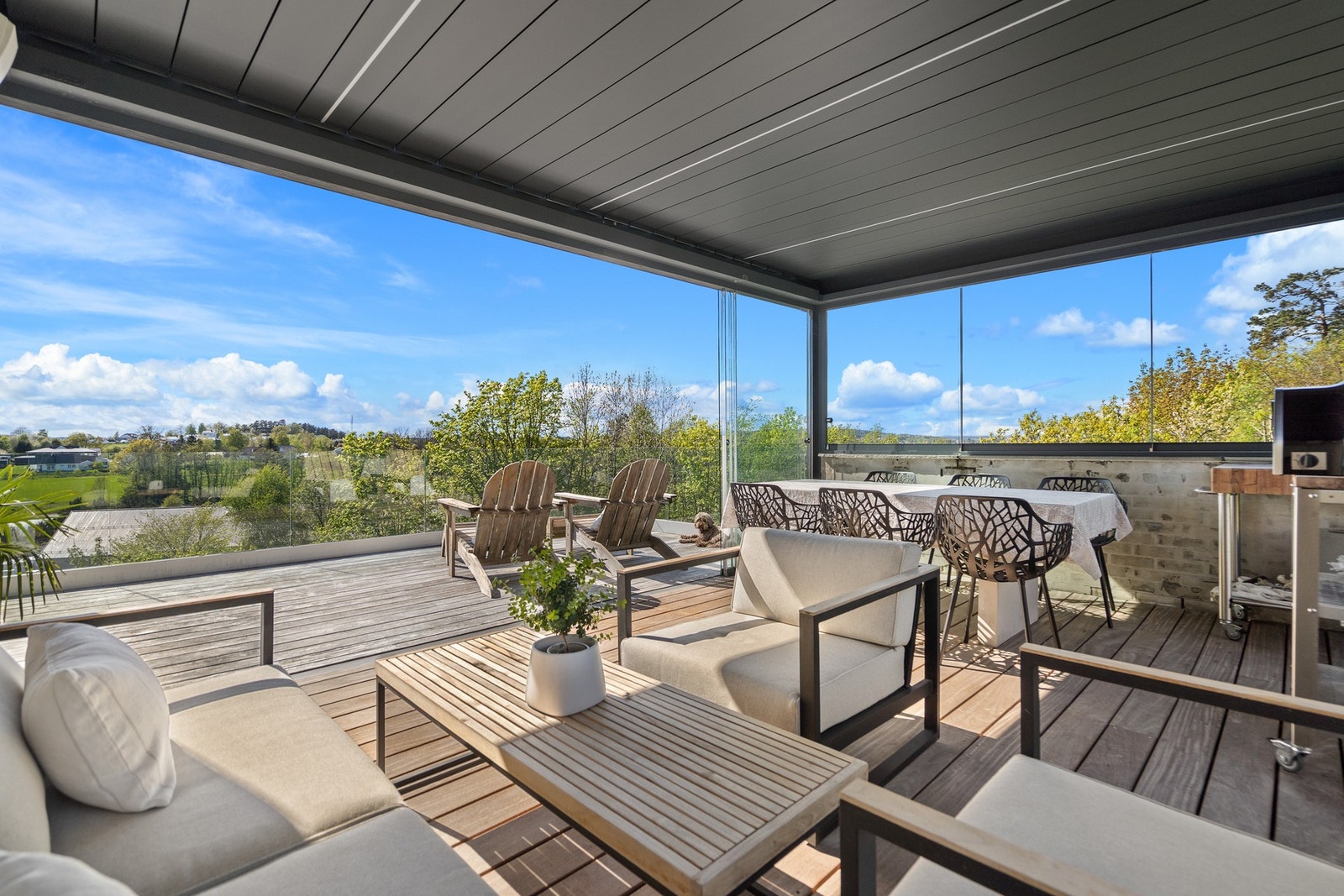 Fra spisestuen er det direkte utgang til en romslig terrasse med gode solforhold og nydelig utsikt mot Husøysund og Træla. Galleribilde