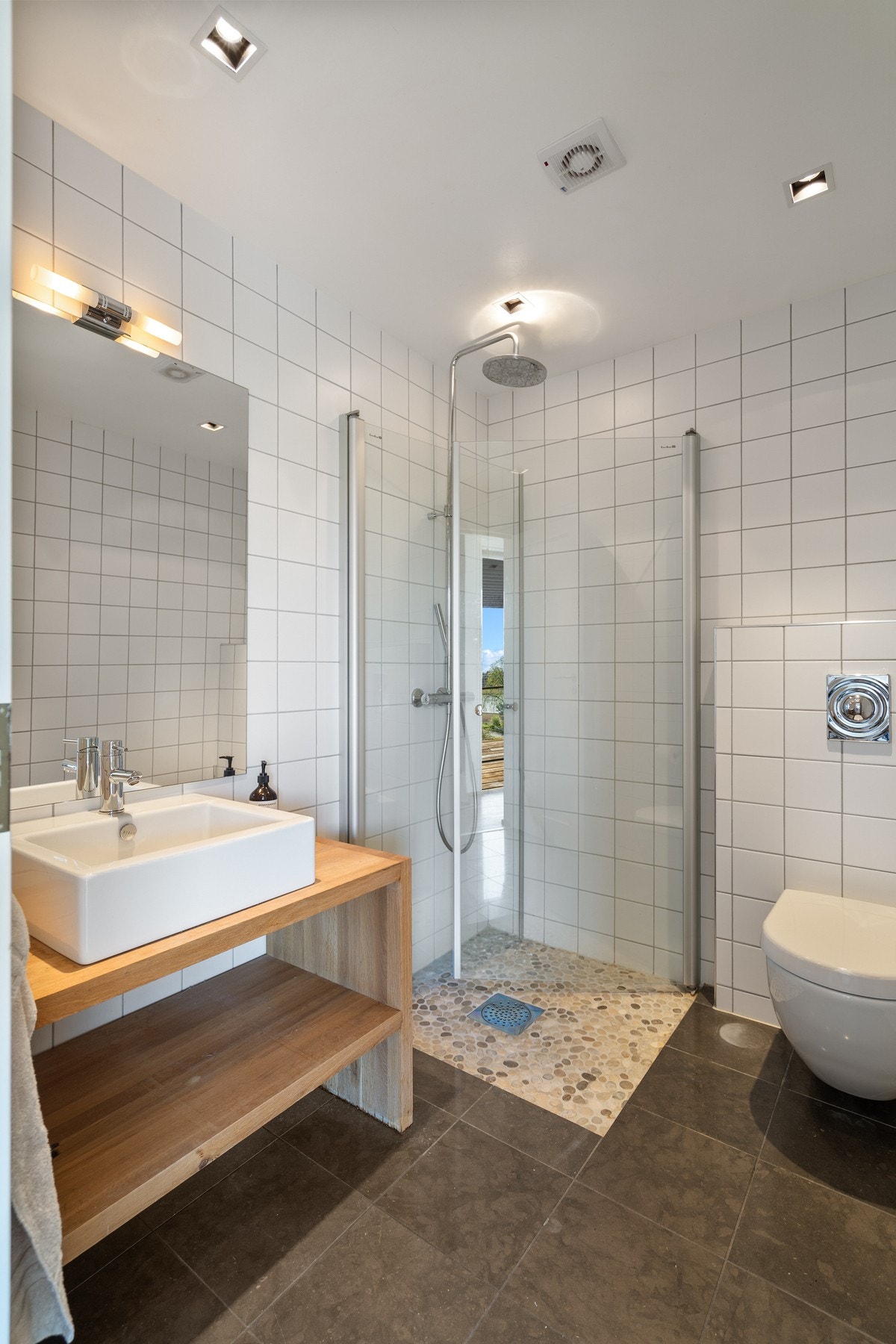Begge badene fremstår som velholdte, funksjonelle og med gode løsninger for både hverdag og gjester. Galleribilde