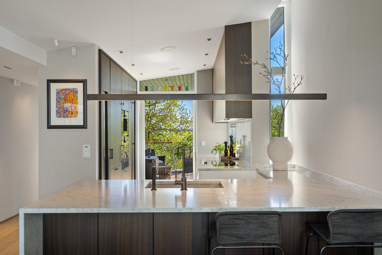 Kjøkkenet er et naturlig samlingspunkt i boligen, lekkert oppusset med eksklusive kvaliteter fra Kvänum og gjennomført med hvitevarer fra Gaggenau. Her får man en perfekt kombinasjon av funksjonalitet, design og materialbruk i øverste sjikt. Galleribilde