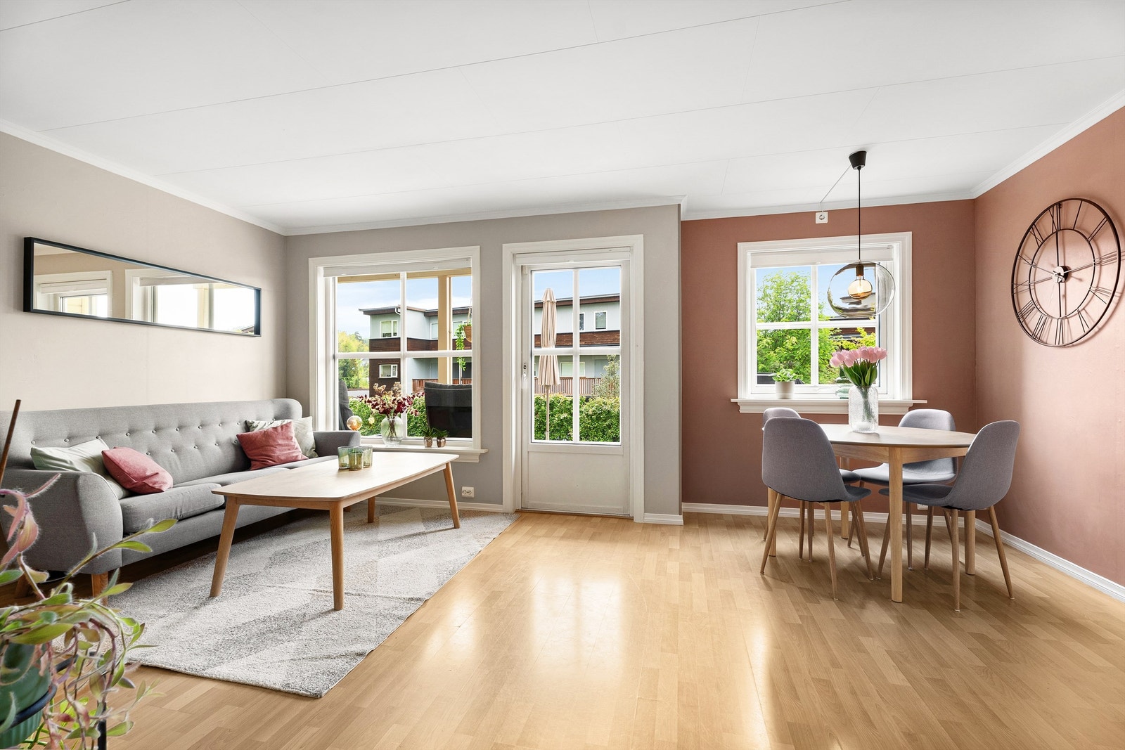 Stuen har fine møbleringsmuligheter til både sofa- og spisegruppe. Nåværende eier har hatt to sofastoler samt trukket ut spisebordet med plass til flere gjester. (Foto: Hans Nøstdahl) Galleribilde