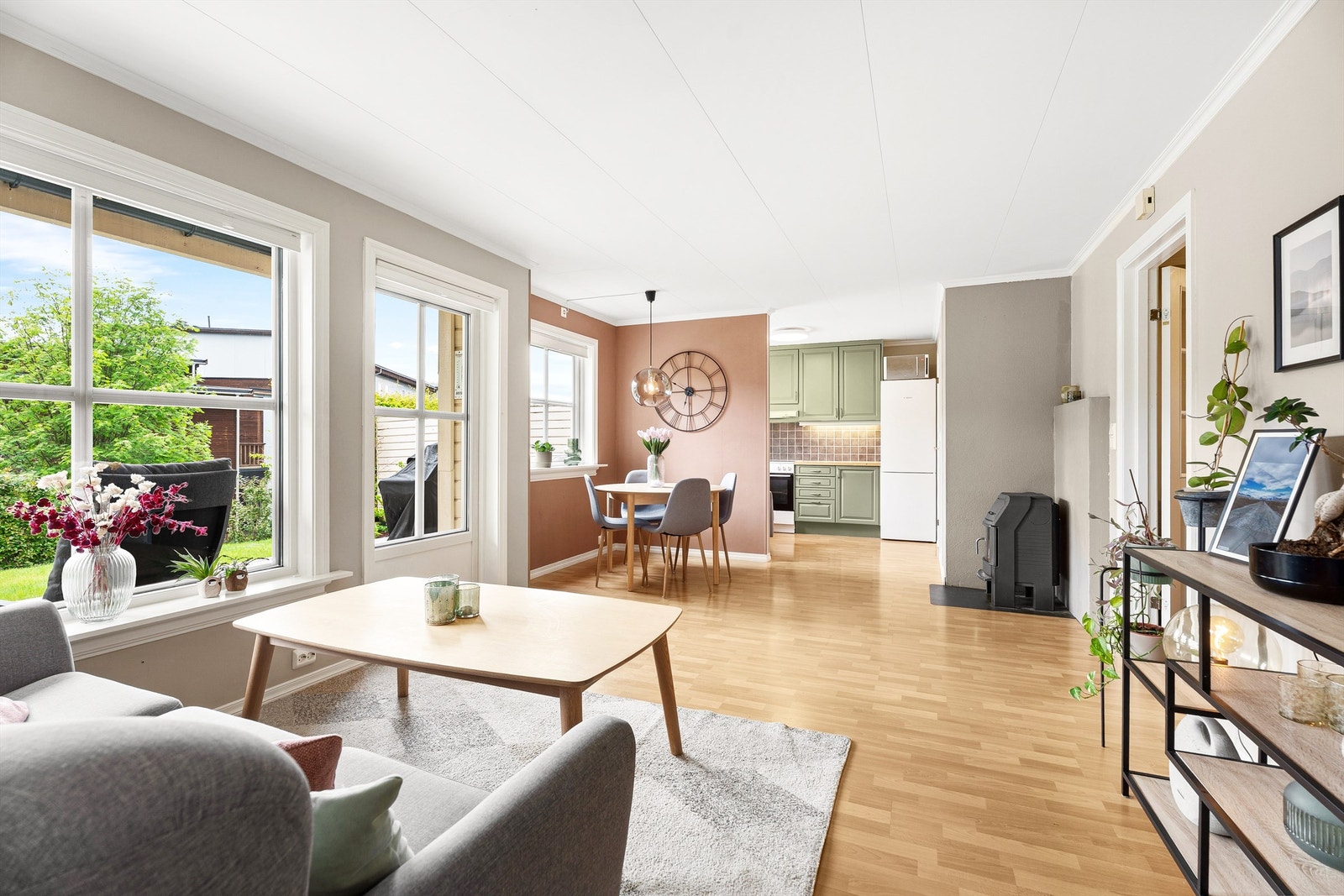 Den åpne løsningen skaper en sosial plass for å både underholde gjester samtidig som du forbereder middagen. Galleribilde