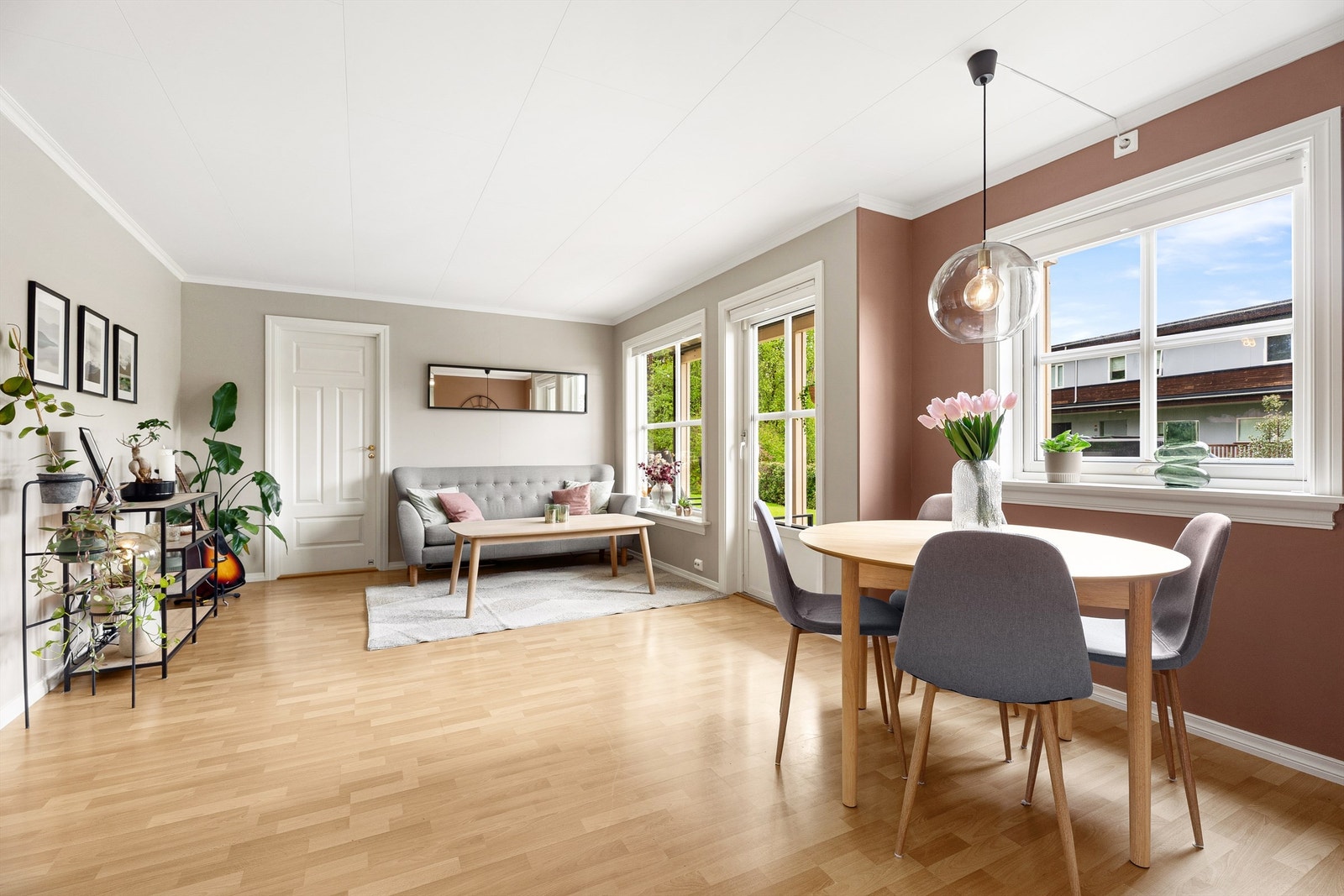 Lys og åpen stue med gode vindusflater som slipper inn rikelig med lys. Vi tar turen ut til uteområdet. Galleribilde